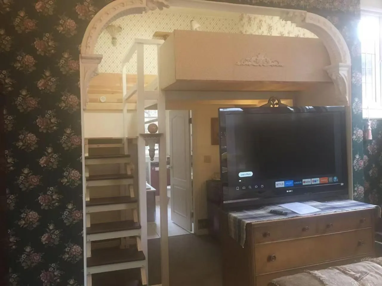 Communal lounge/ TV room in Haterleigh Heritage Inn