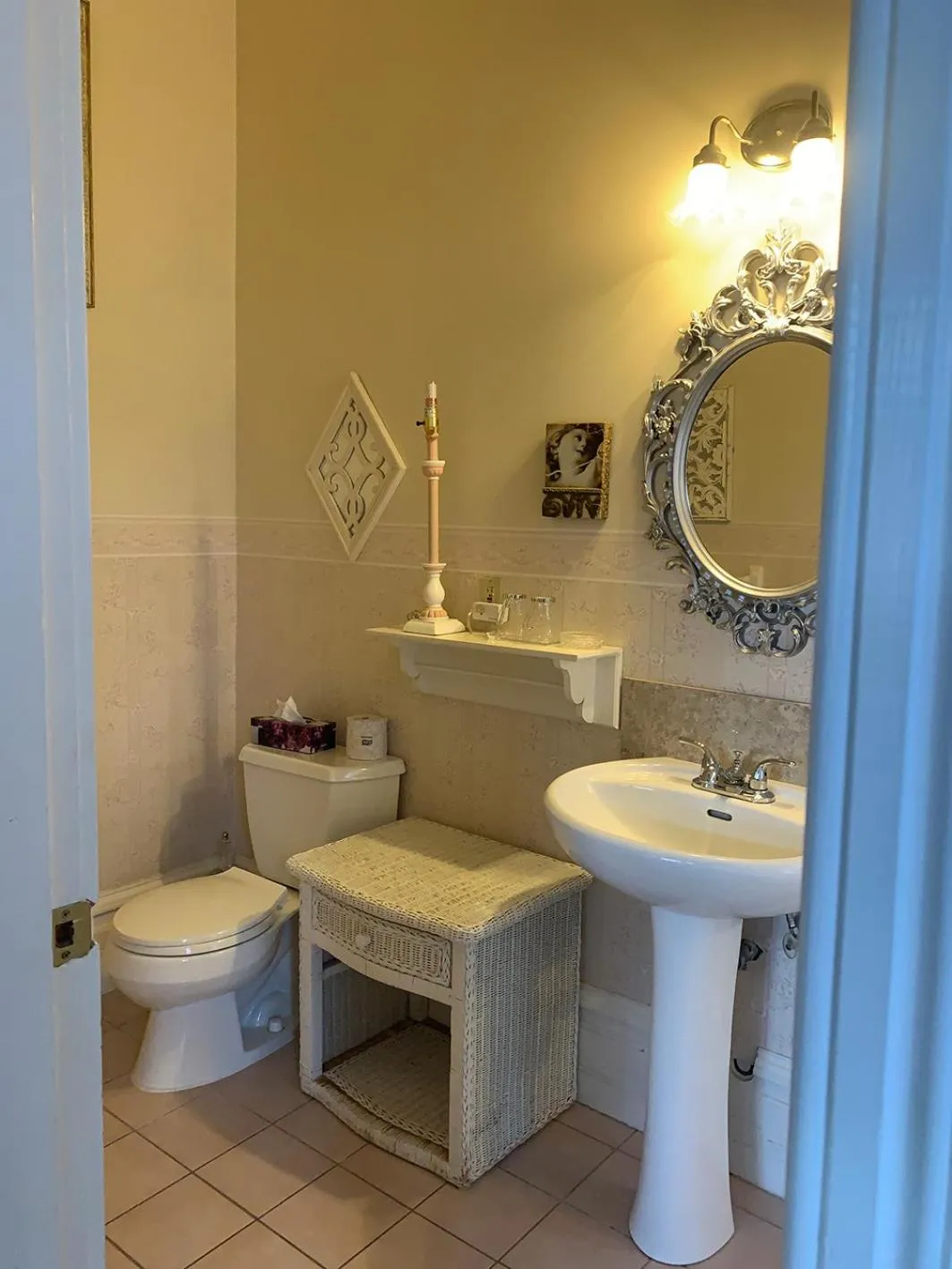 Toilet in Haterleigh Heritage Inn