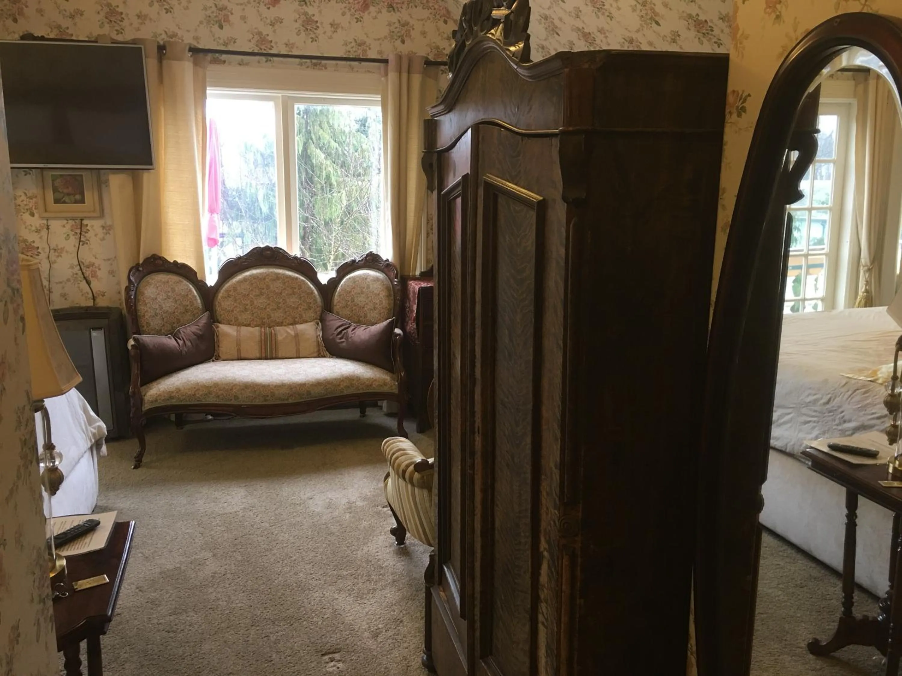 Living room, Bed in Haterleigh Heritage Inn