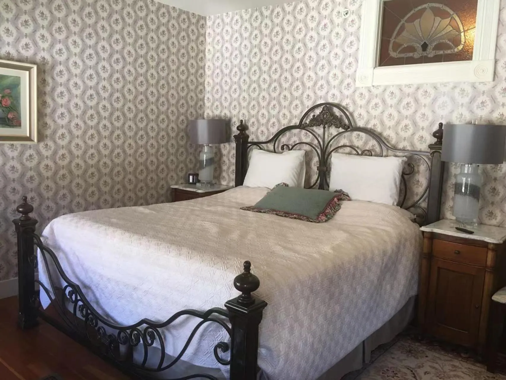 Bed in Haterleigh Heritage Inn