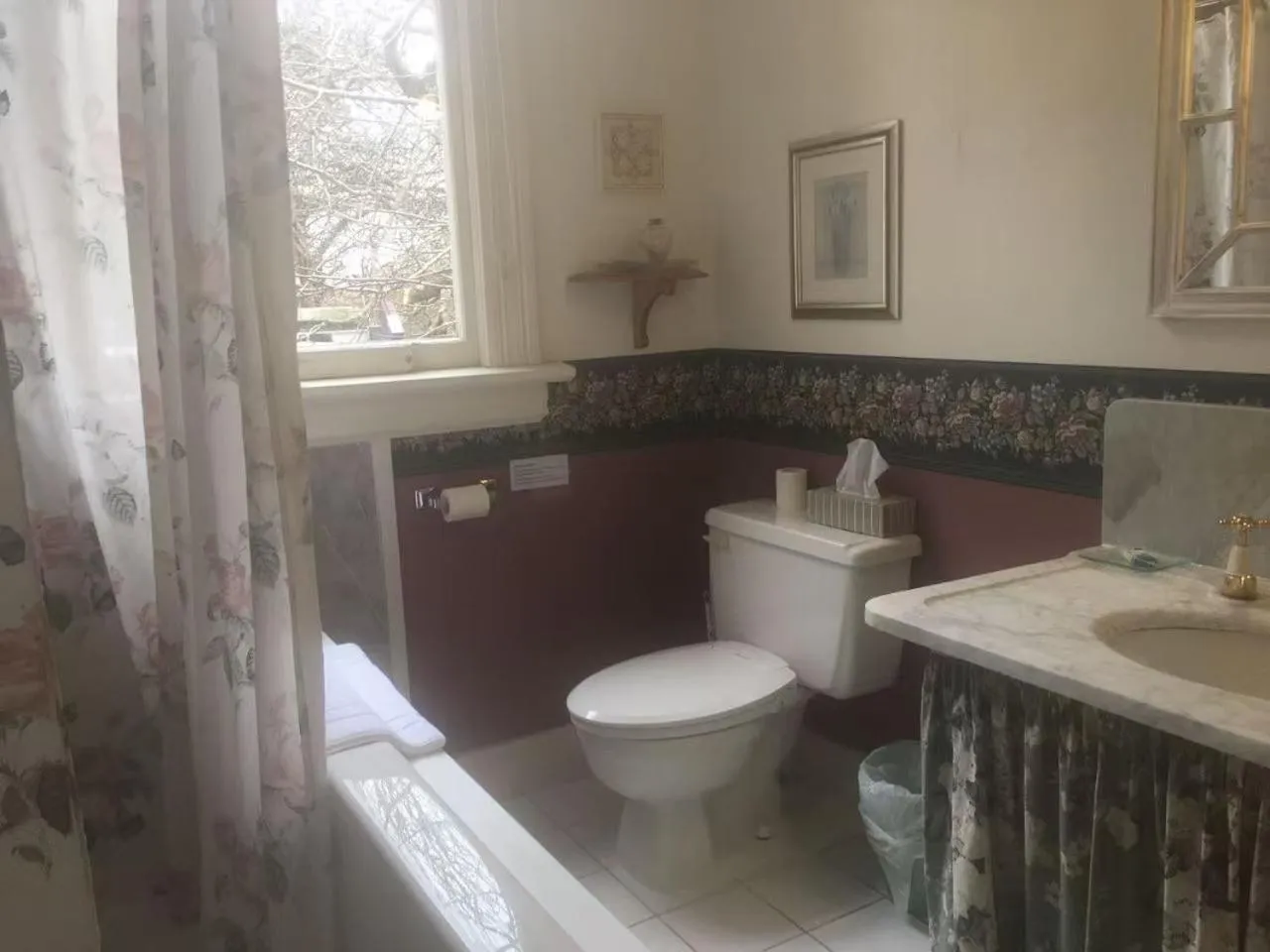 Bathroom in Haterleigh Heritage Inn