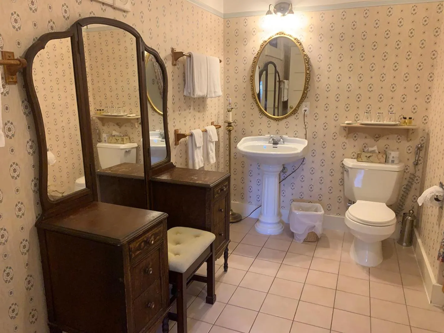 Toilet in Haterleigh Heritage Inn
