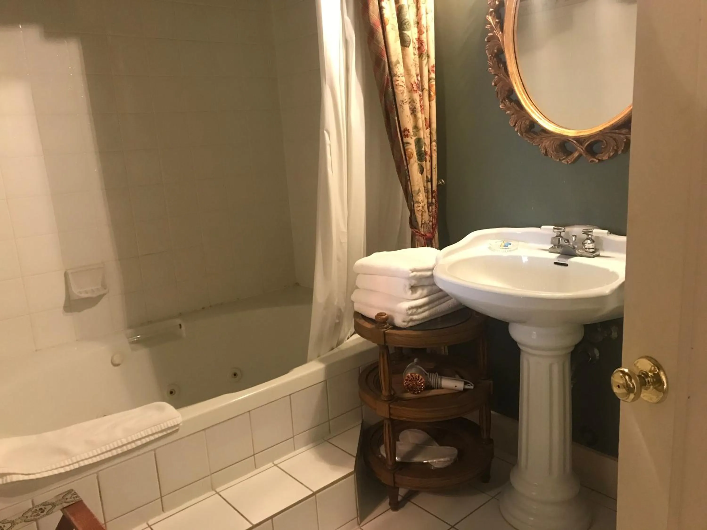 Toilet in Haterleigh Heritage Inn