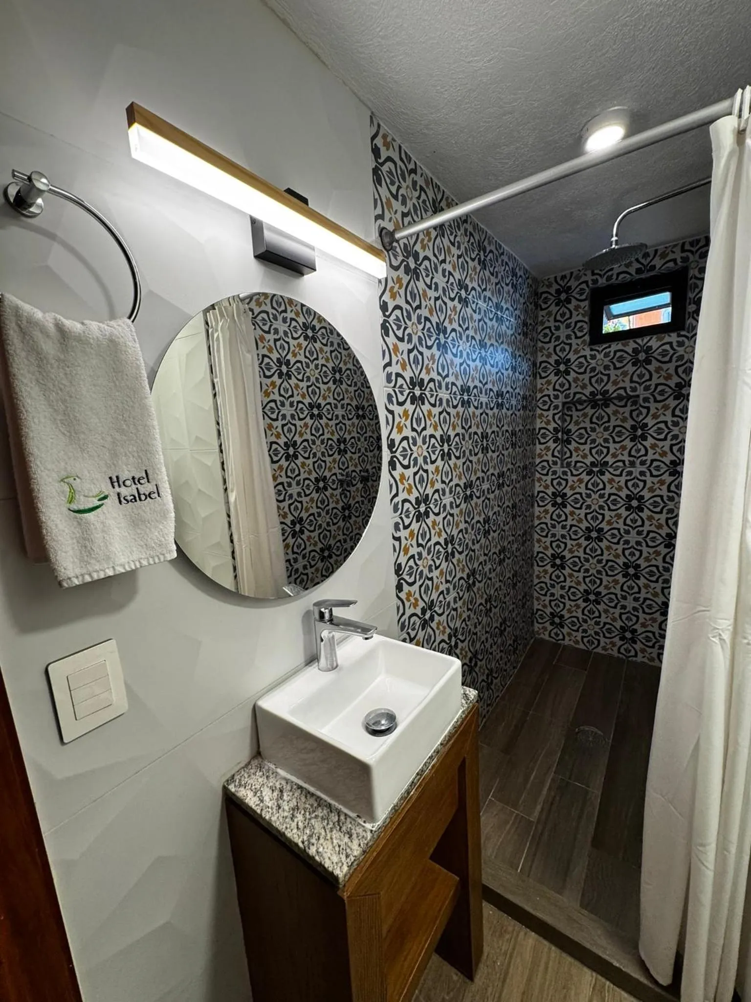 Shower in Hotel Isabel