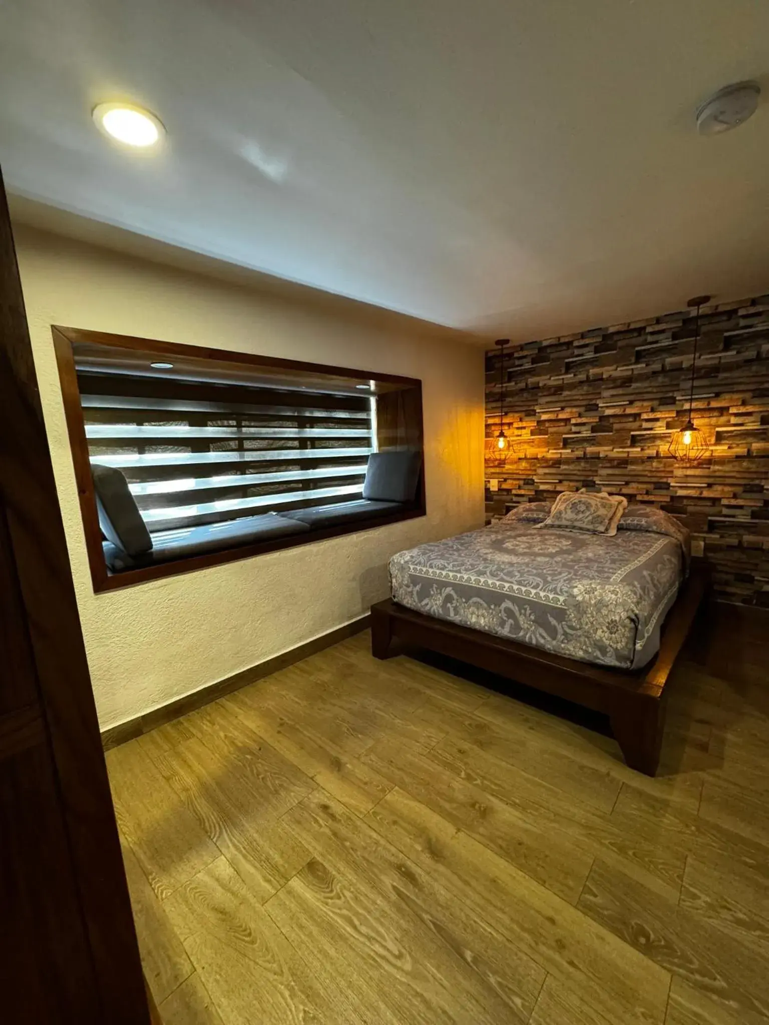 Budget Double Room in Hotel Isabel Budget Double Room in Hotel Isabel