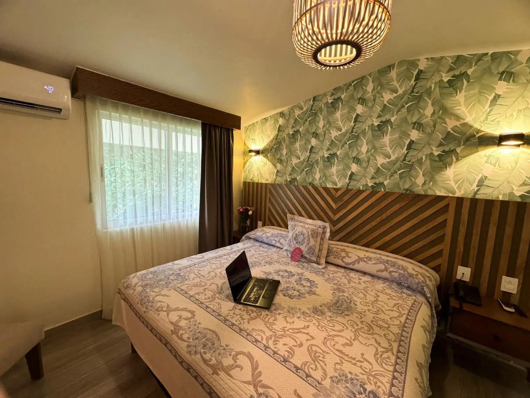 Standard Queen Room in Hotel Isabel Standard Queen Room in Hotel Isabel