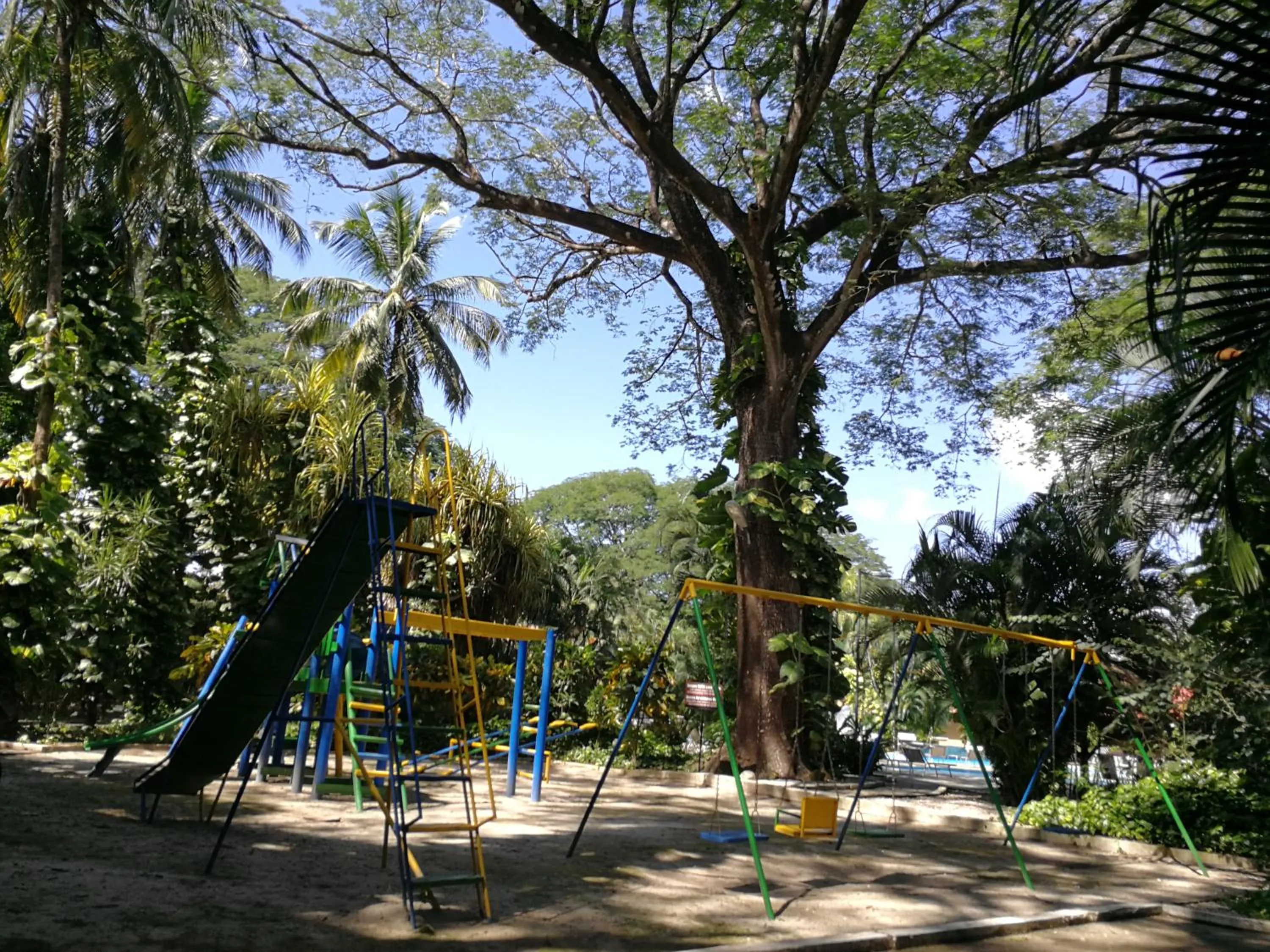 Children play ground in Best Western El Sitio Hotel