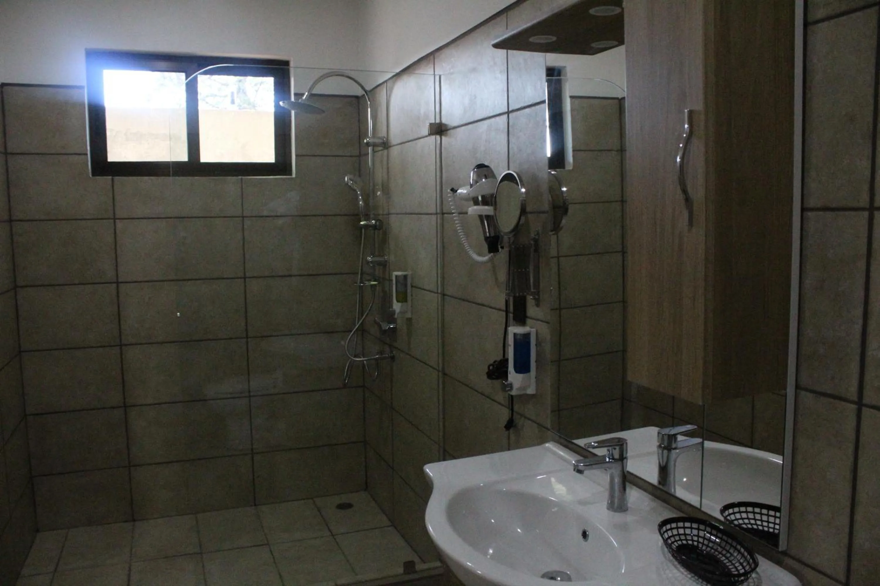 Shower in Best Western El Sitio Hotel