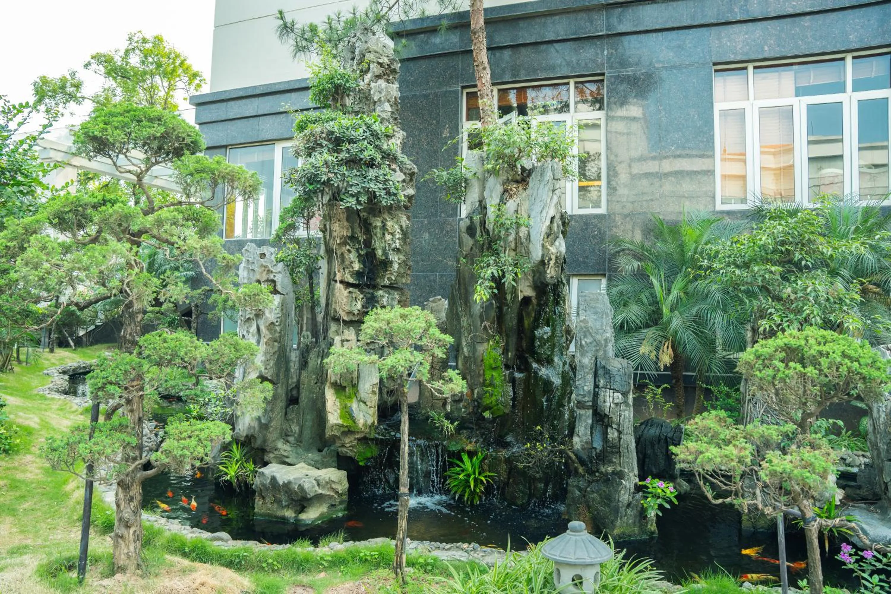 Garden in Hòa Nam Hotel
