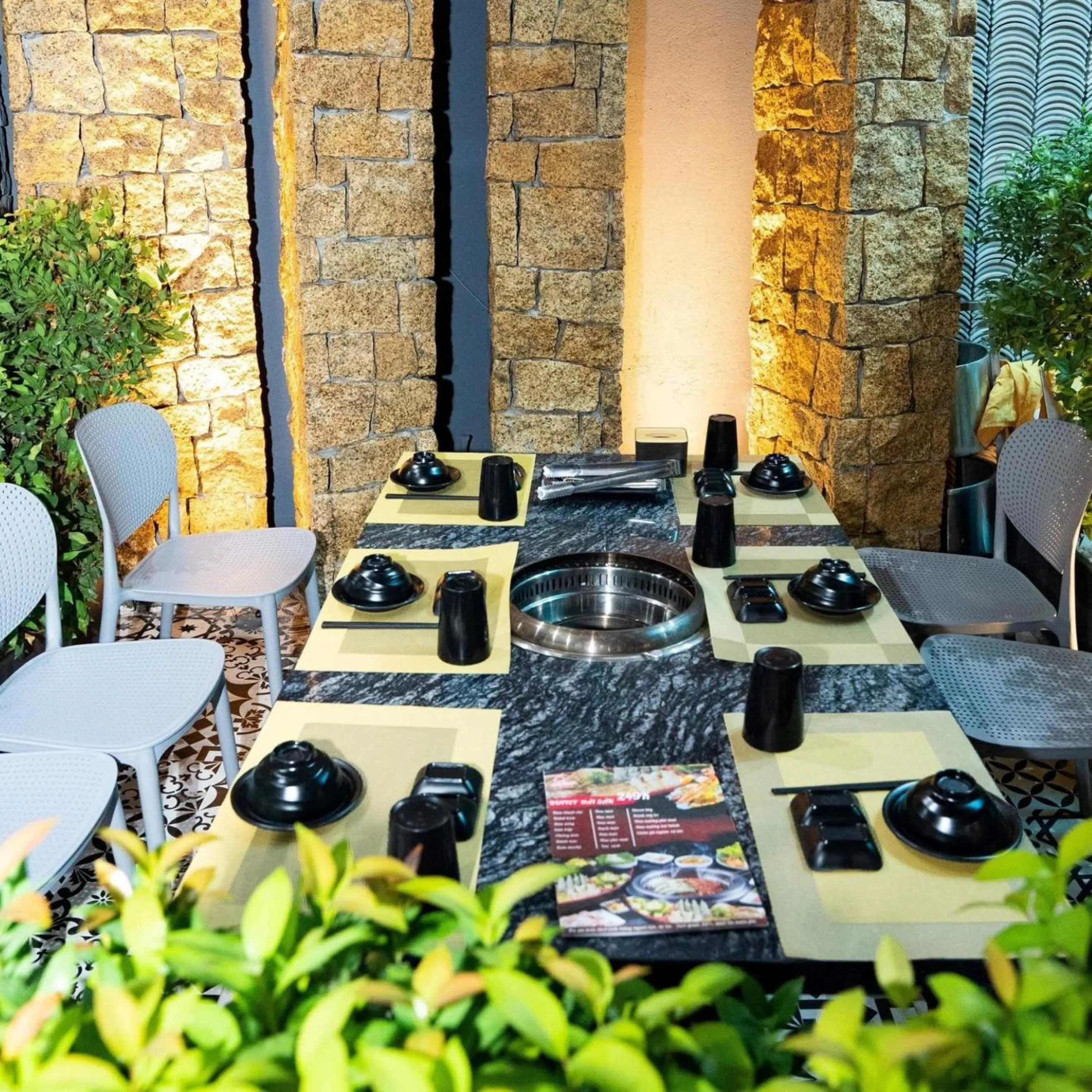 Dining area in Hòa Nam Hotel