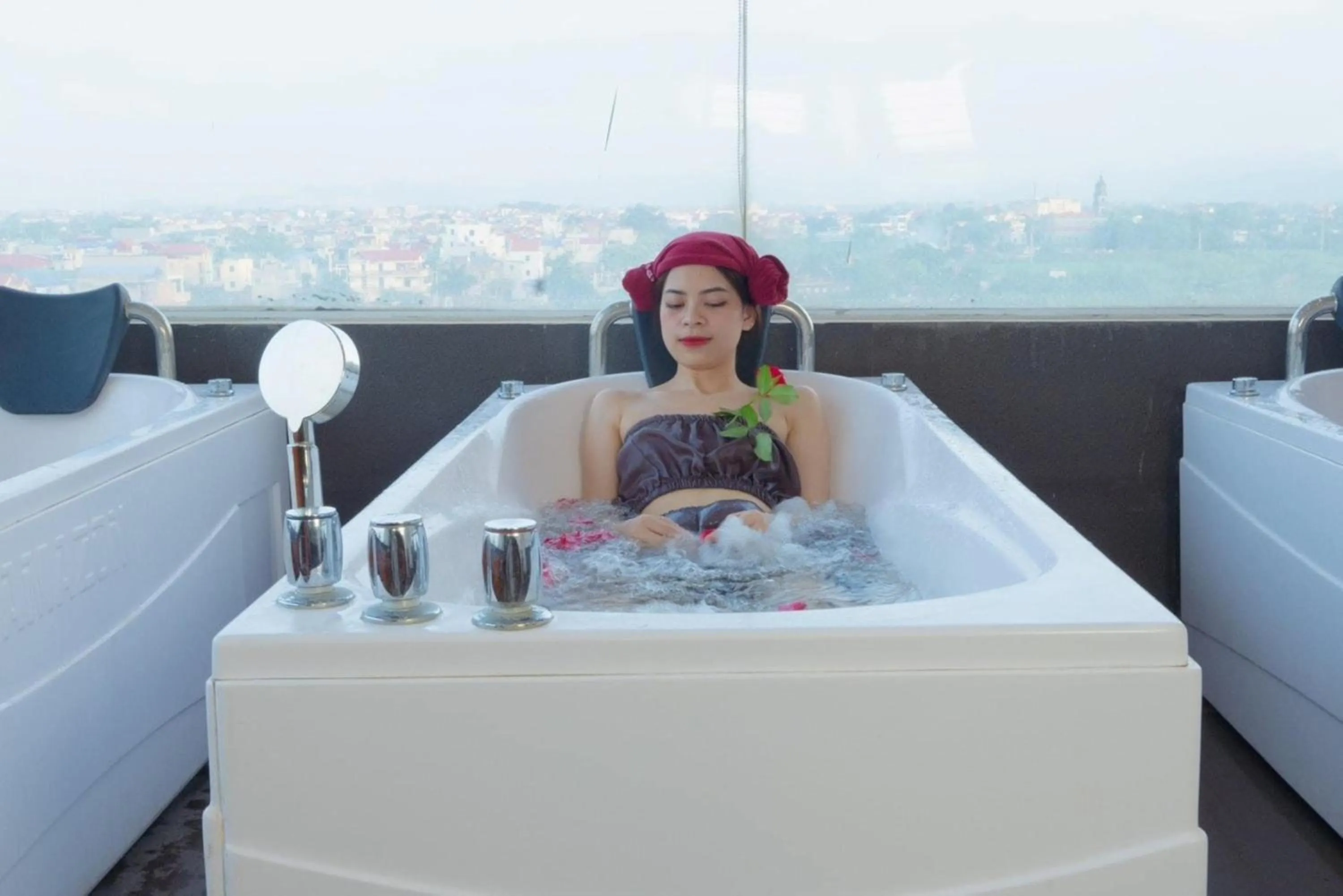 Hot Tub in Hòa Nam Hotel