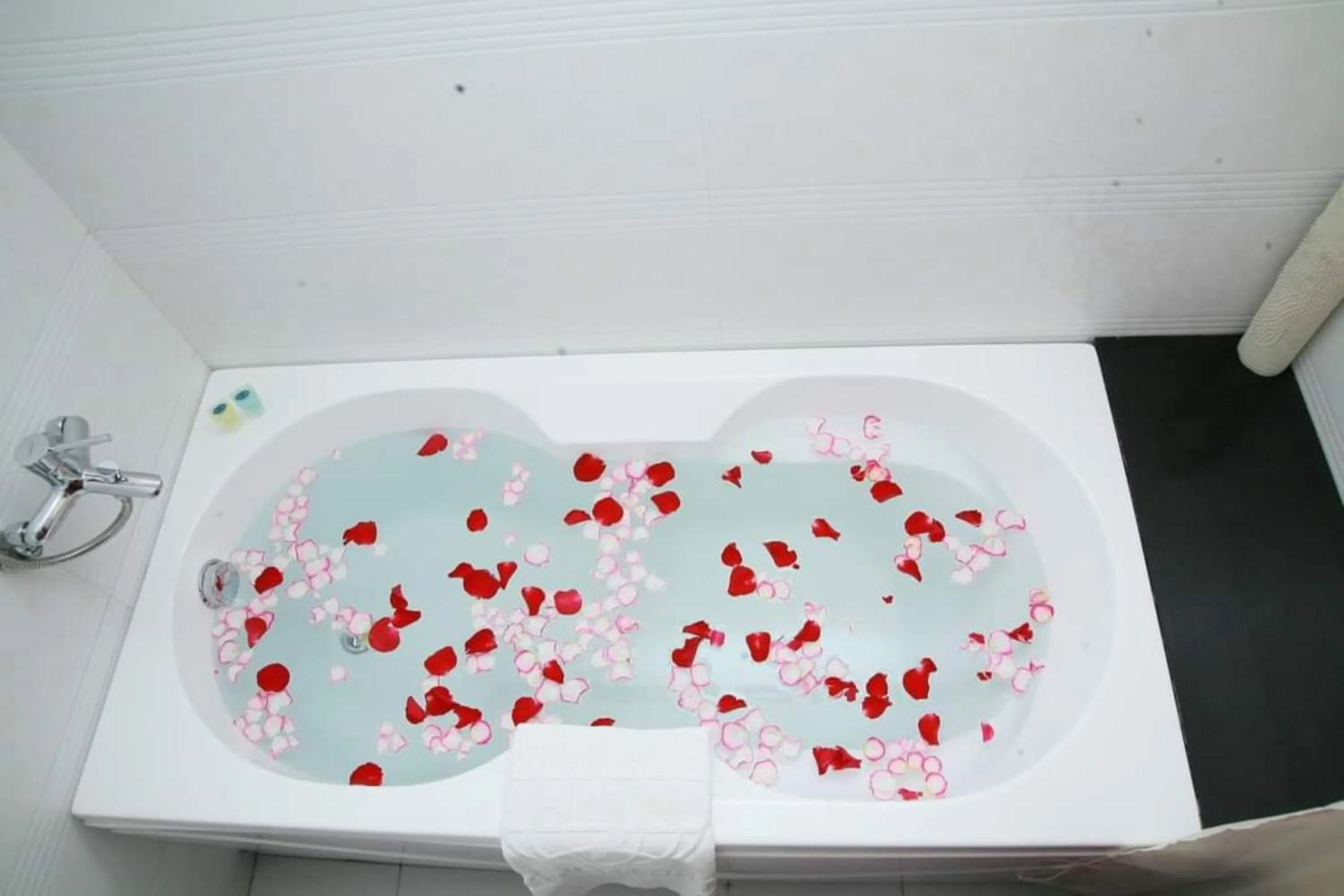 Bathroom in Hòa Nam Hotel