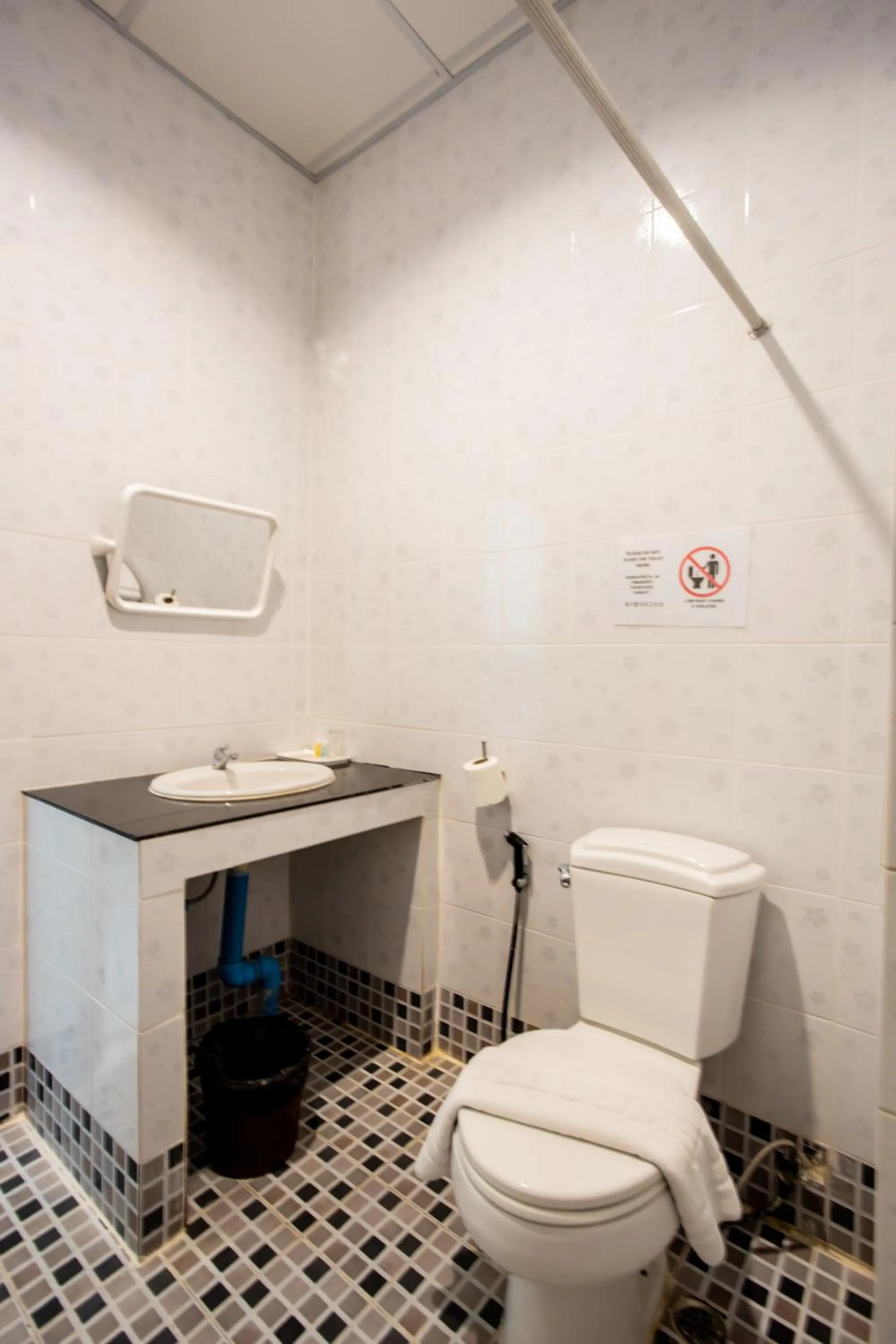 Toilet in Tri's Miracle Kata Beach Side