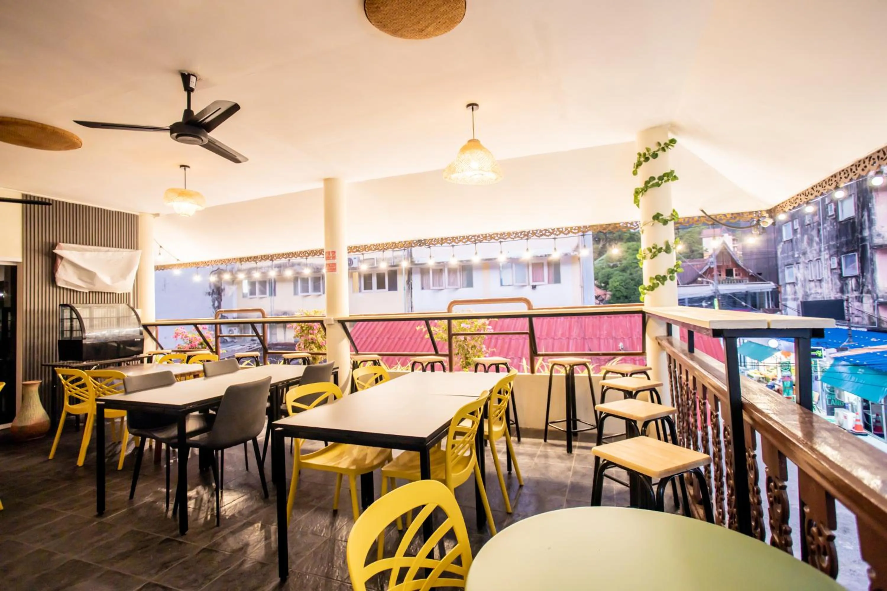 Restaurant/places to eat in Tri's Miracle Kata Beach Side