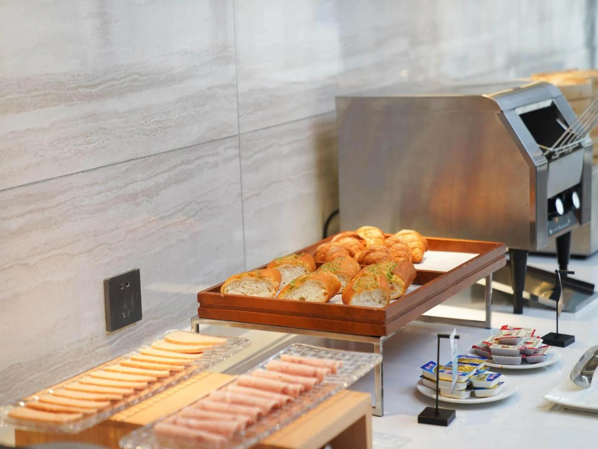 Kyriad Hotel Baoying Jinyuan Square High-speed Railway Station