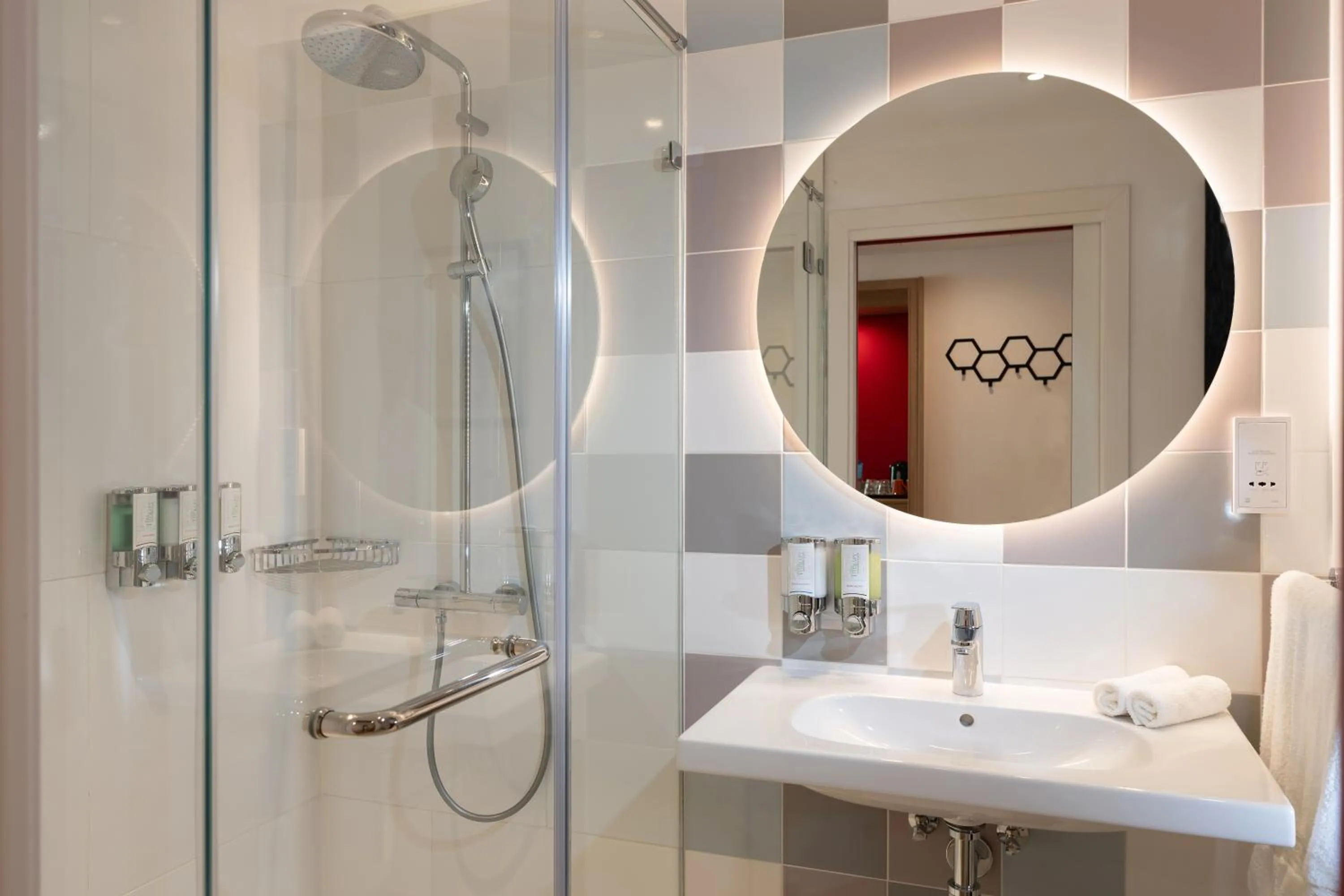 Shower in Hampton By Hilton Budapest City Centre