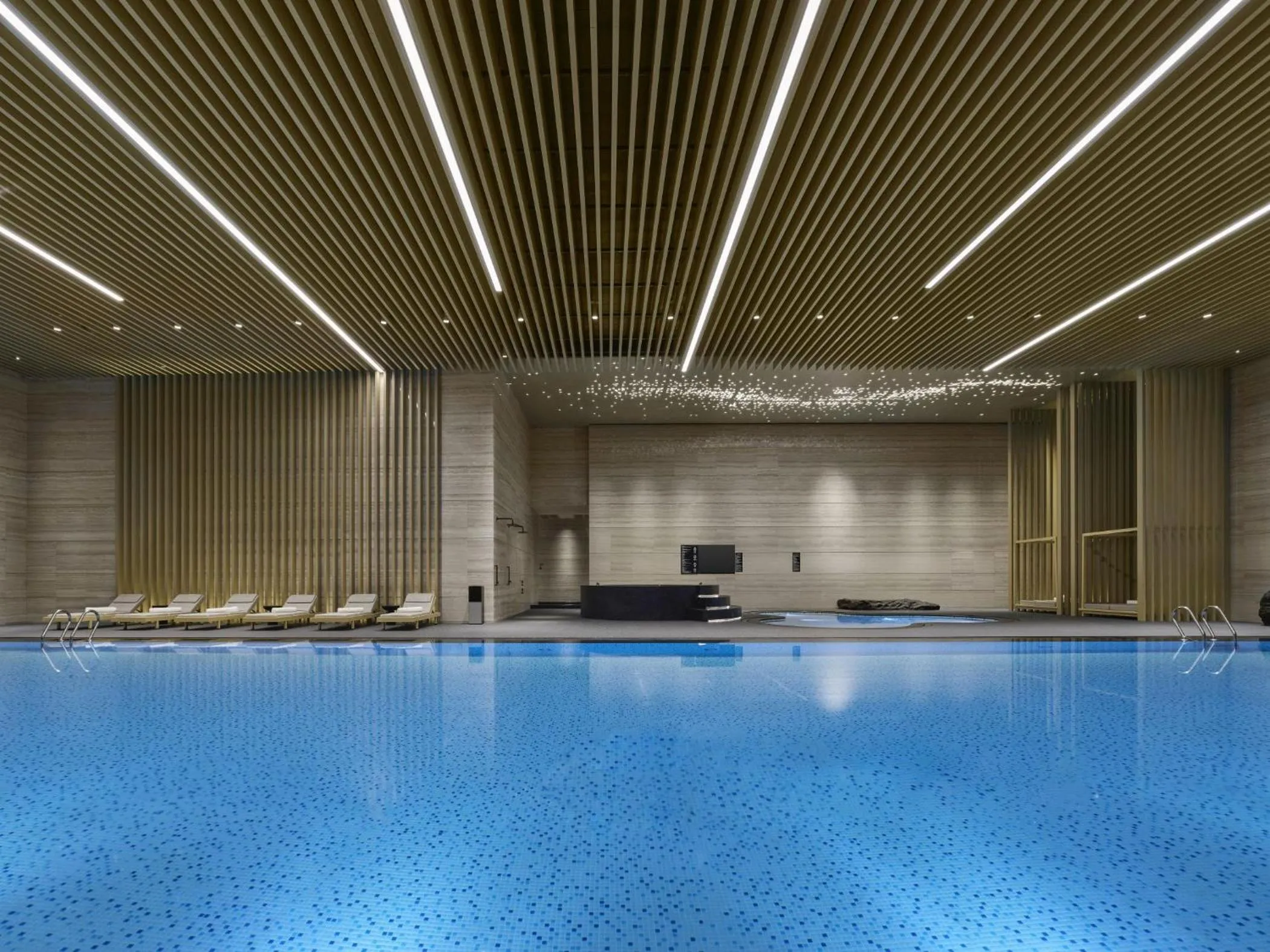 Swimming pool in Hilton Nanjing Niushoushan