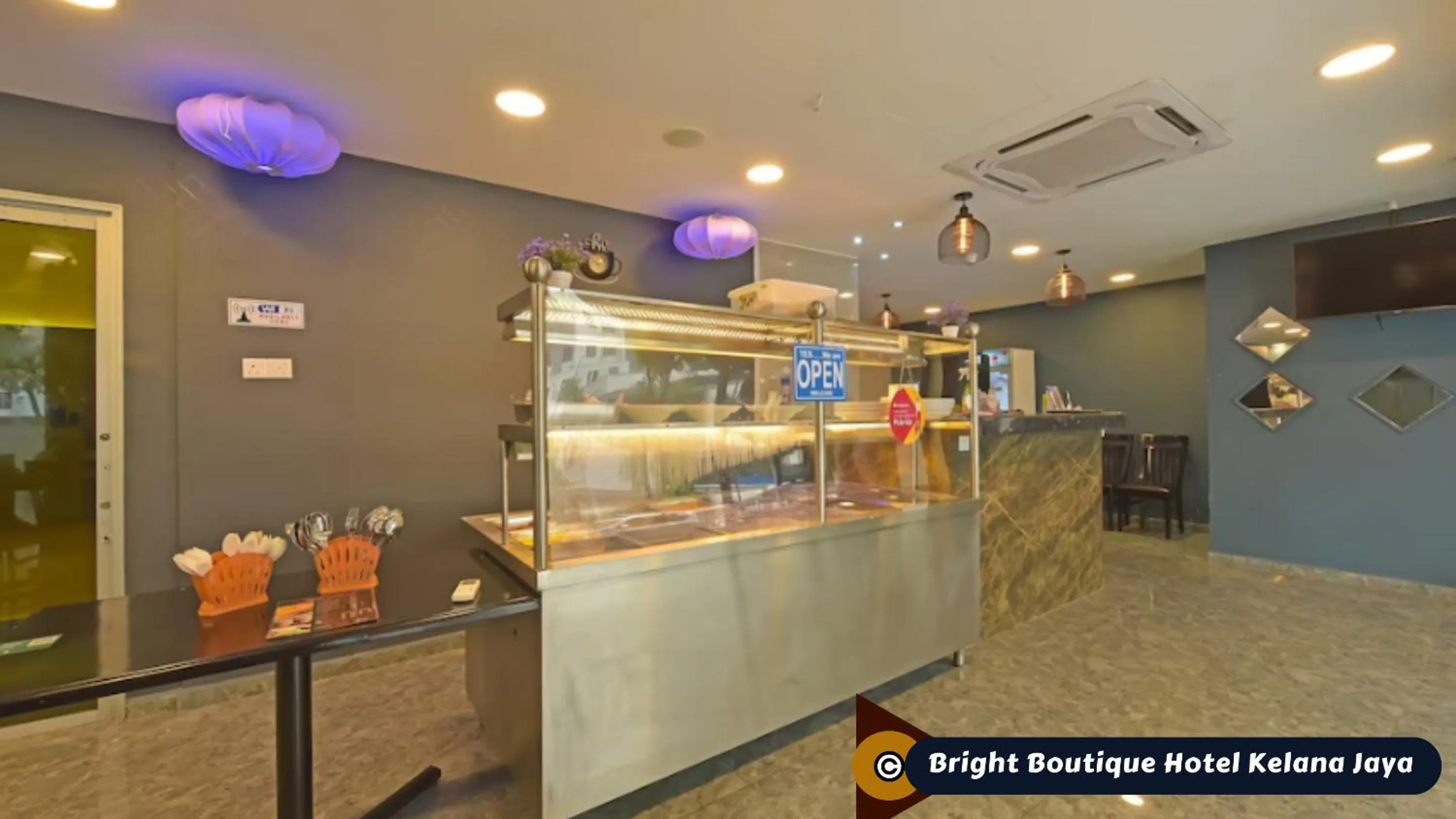 Restaurant/places to eat in Bright Boutique Hotel Kelana Jaya