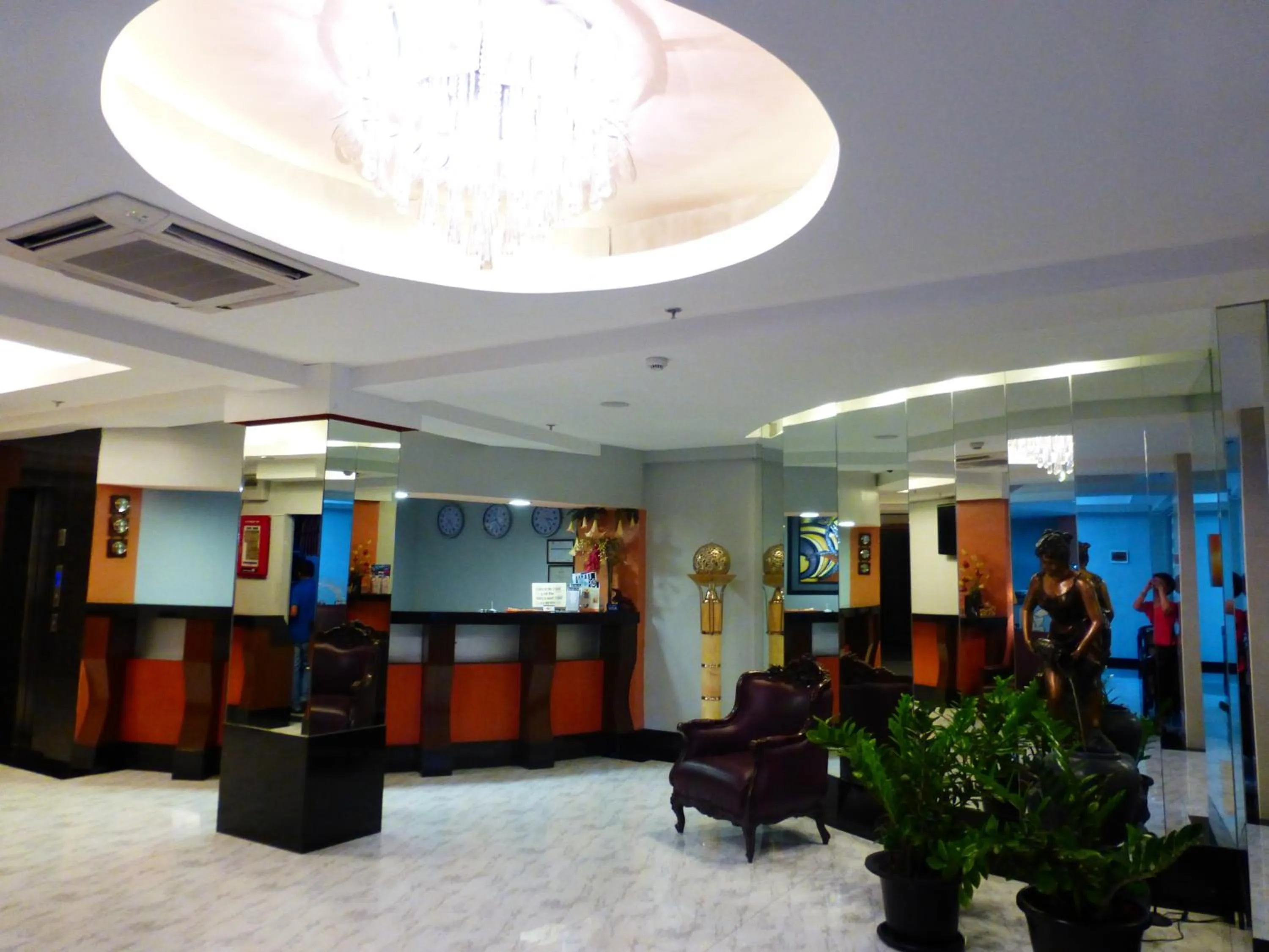 Lobby or reception in Silver Oaks Suites & Hotel