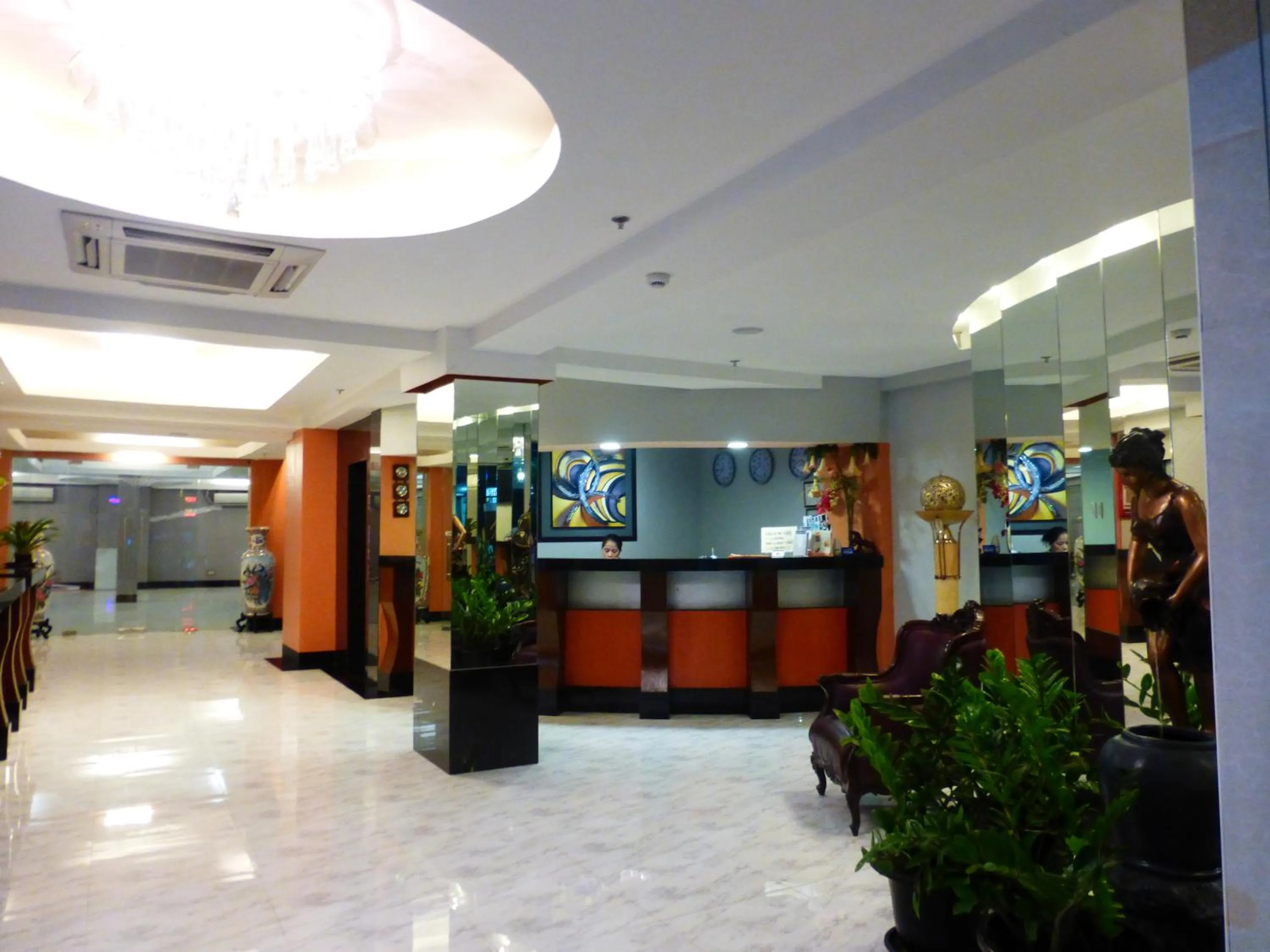 Lobby or reception in Silver Oaks Suites & Hotel