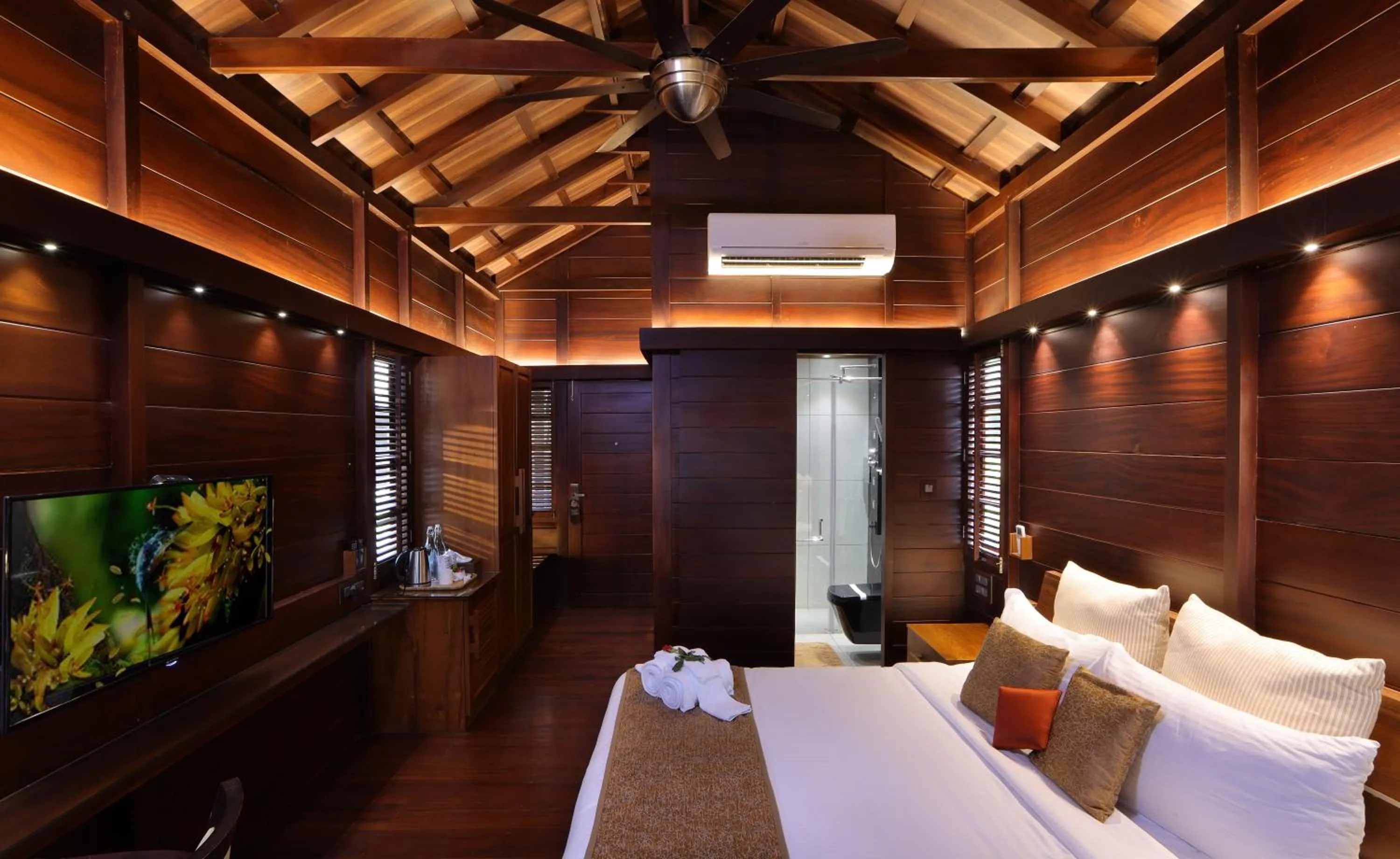 Bed in Maliekal Heritance Cherai Beach Cochin