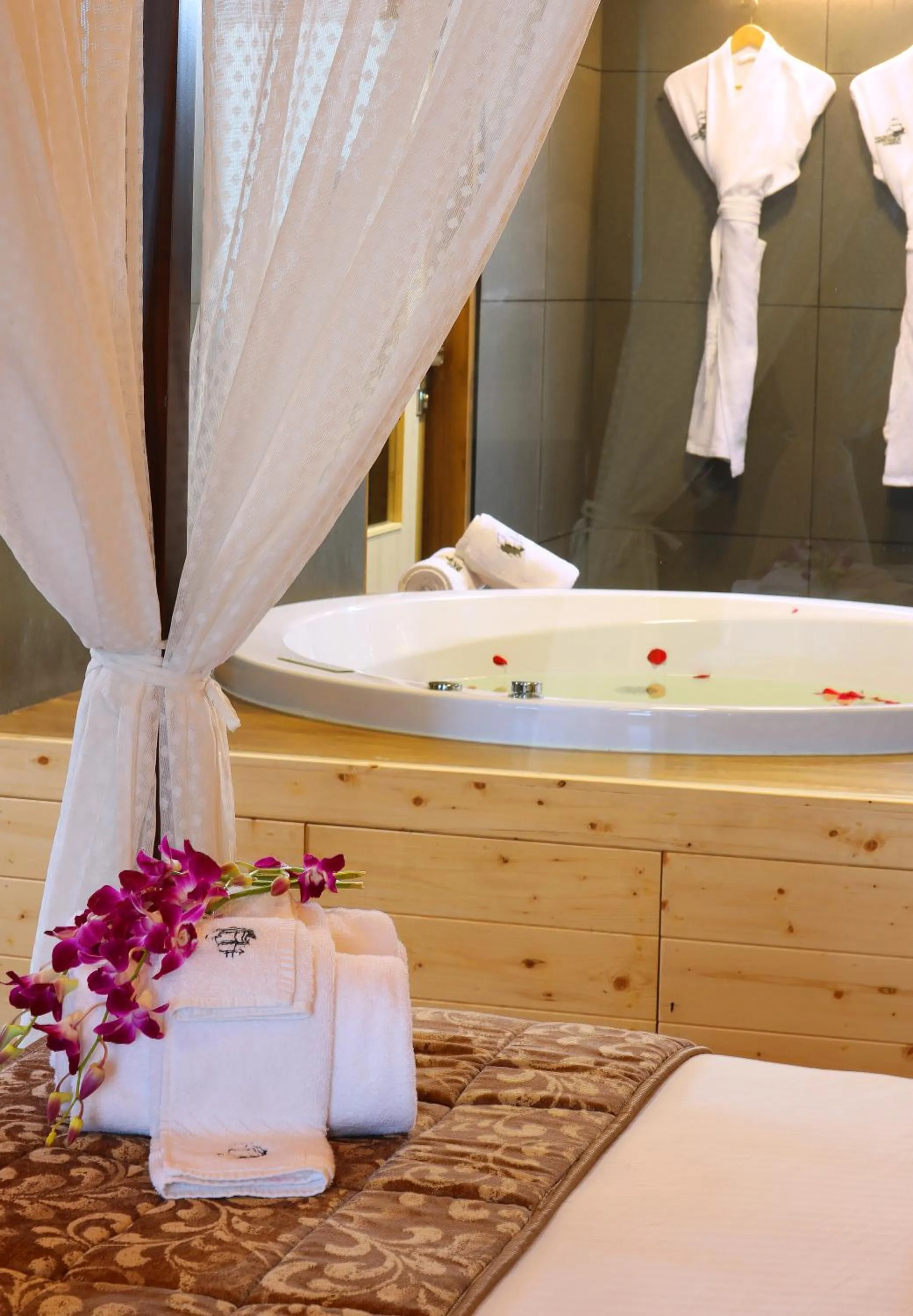 Hot Tub in Maliekal Heritance Cherai Beach Cochin