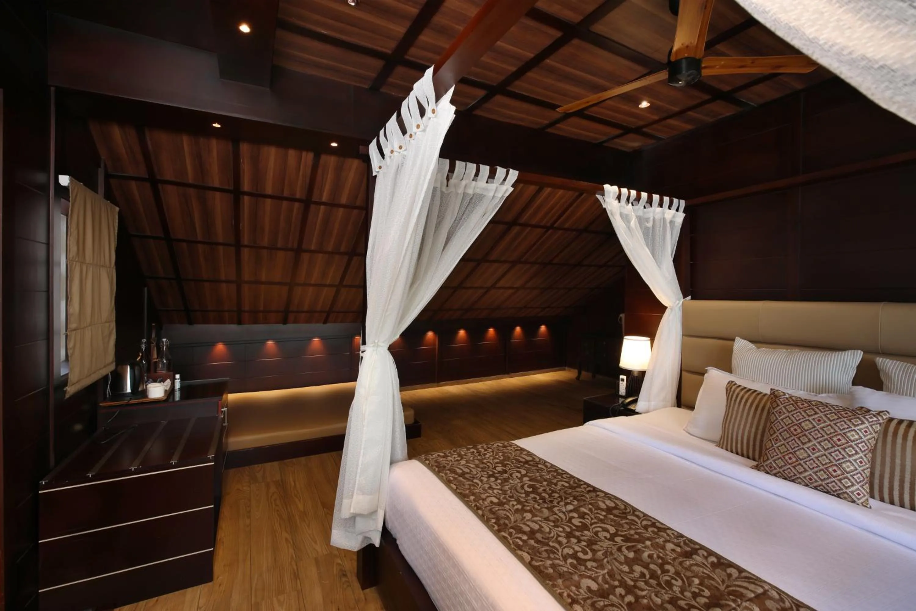 Photo of the whole room, Bed in Maliekal Heritance Cherai Beach Cochin