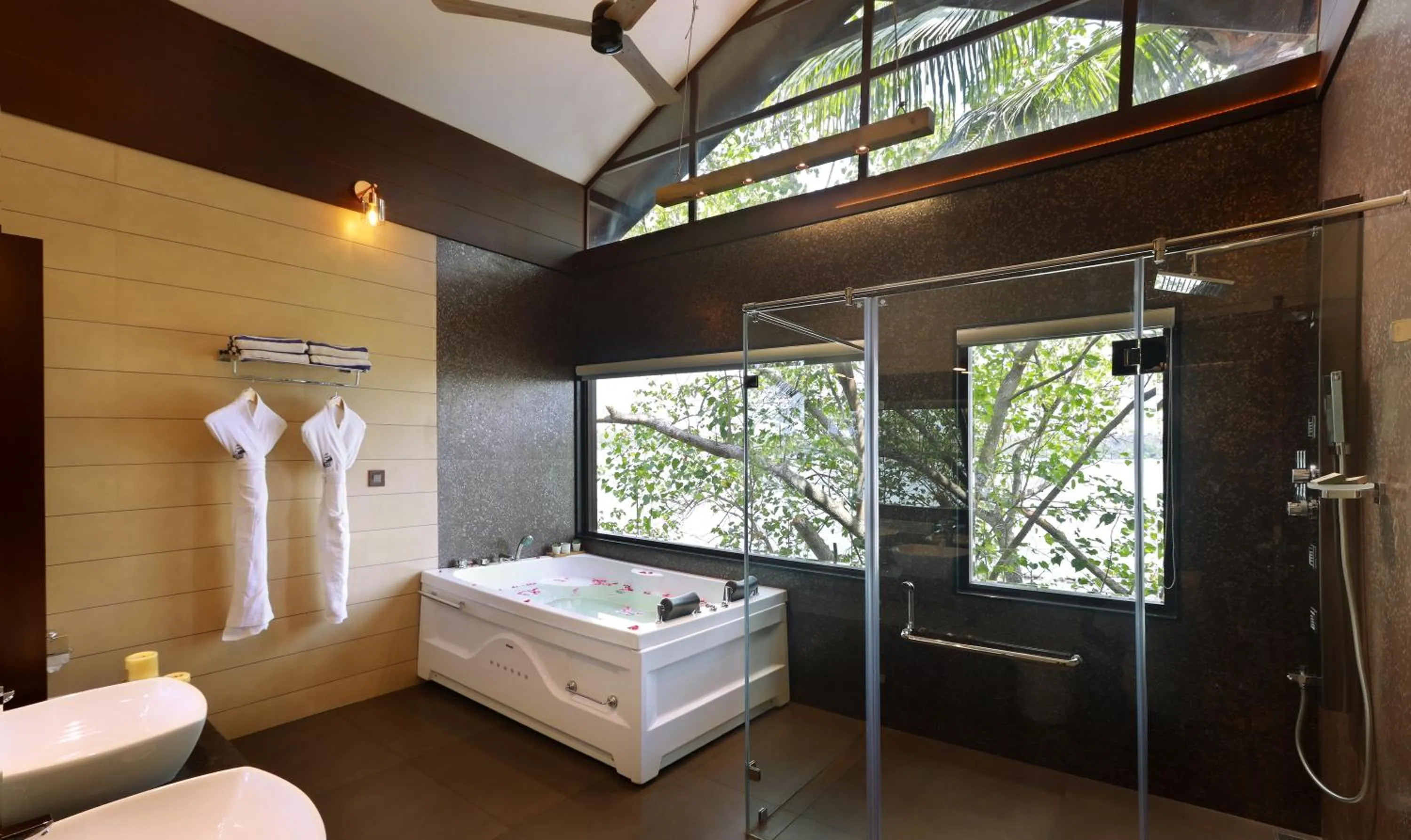 Bathroom in Maliekal Heritance Cherai Beach Cochin