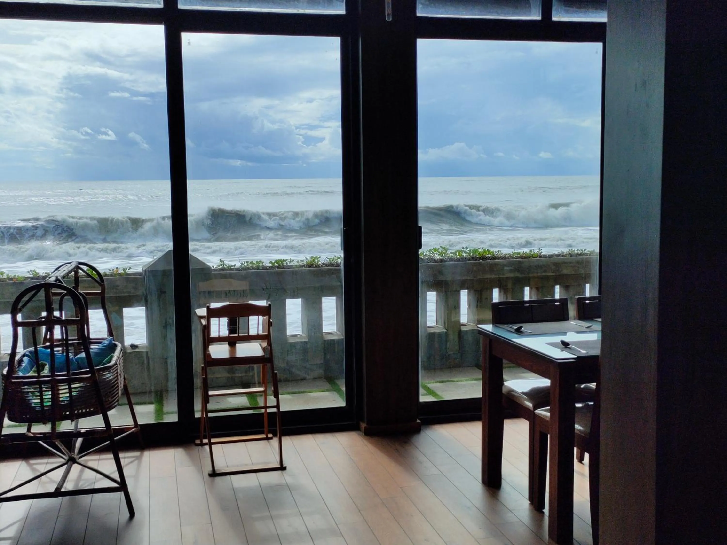 Dining area in Maliekal Heritance Cherai Beach Cochin