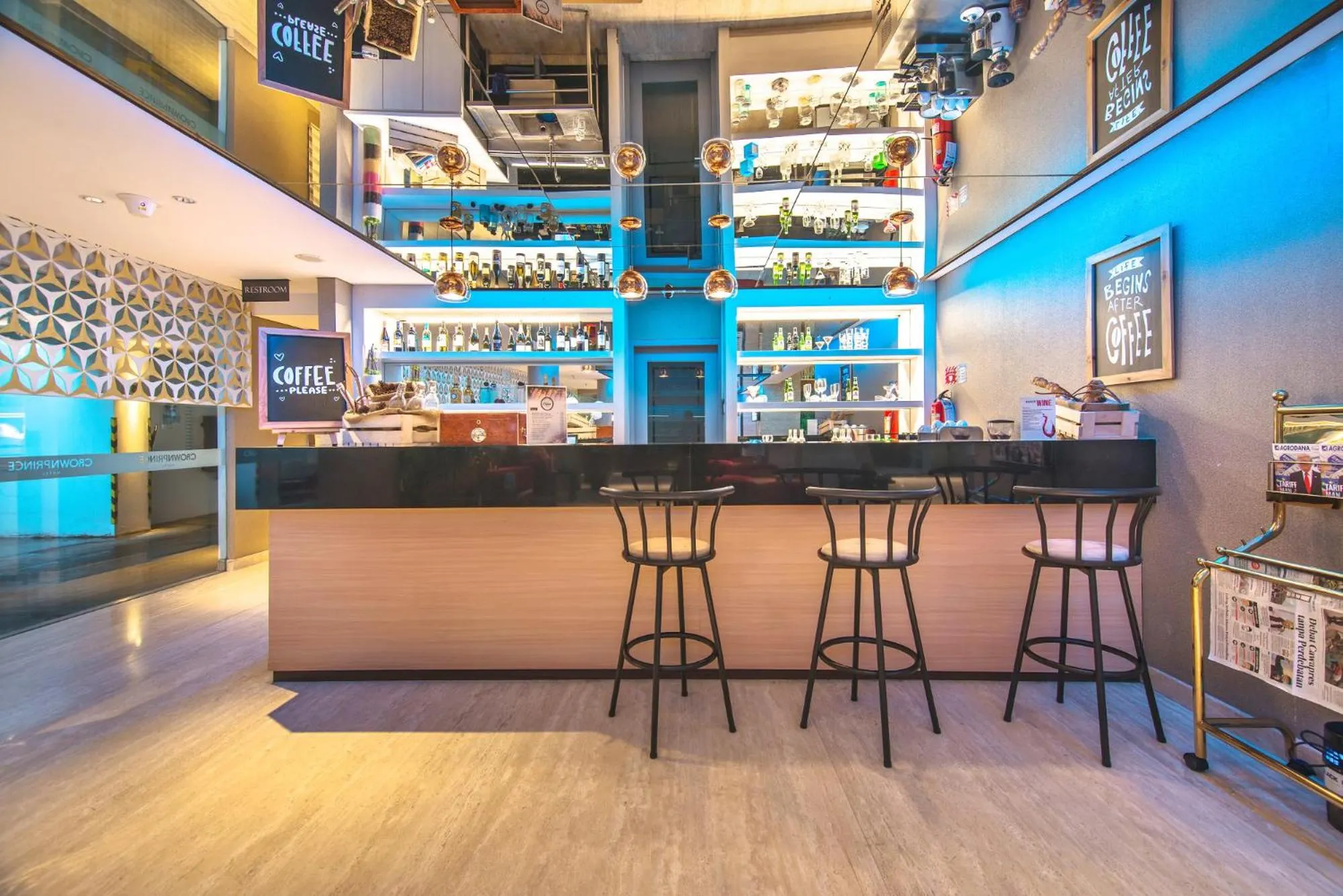 Lounge or bar in CROWN PRINCE Hotel Surabaya Managed by Midtown Indonesia