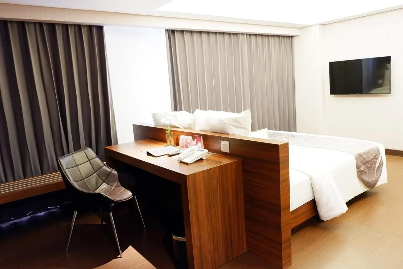 Charming Room in CROWN PRINCE Hotel Surabaya Managed by Midtown Indonesia Charming Room in CROWN PRINCE Hotel Surabaya Managed by Midtown Indonesia