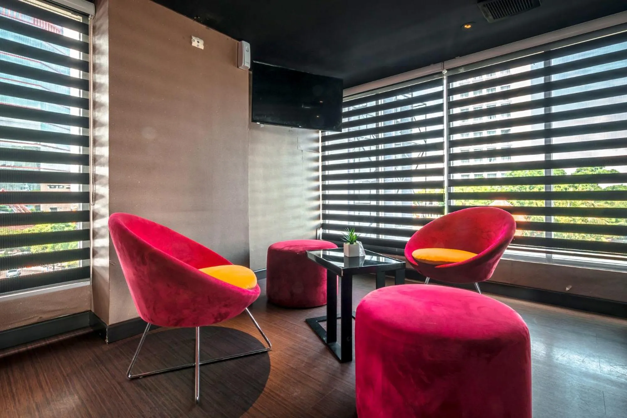 Communal lounge/ TV room in CROWN PRINCE Hotel Surabaya Managed by Midtown Indonesia