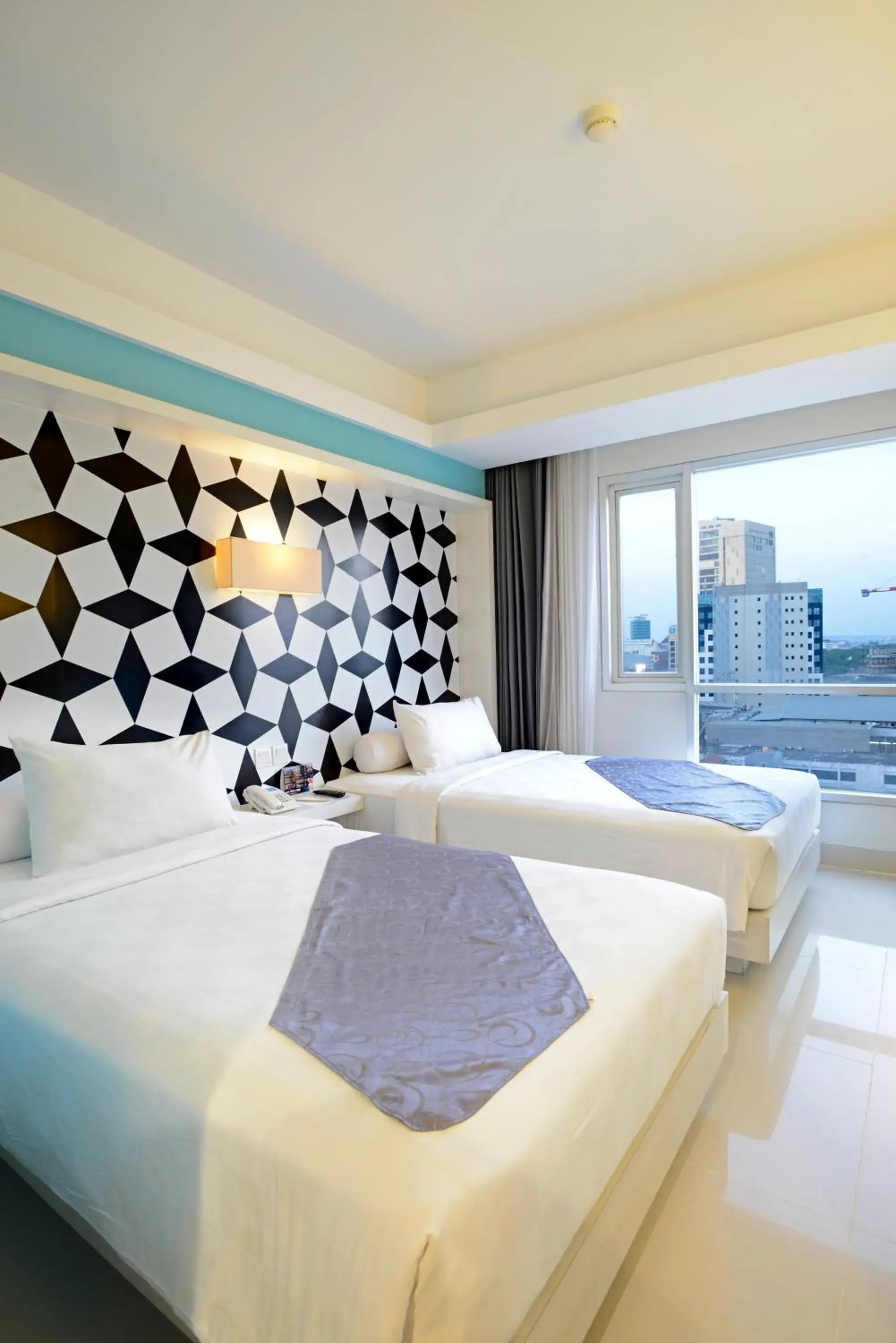 Cozy Twin Room in CROWN PRINCE Hotel Surabaya Managed by Midtown Indonesia Cozy Twin Room in CROWN PRINCE Hotel Surabaya Managed by Midtown Indonesia