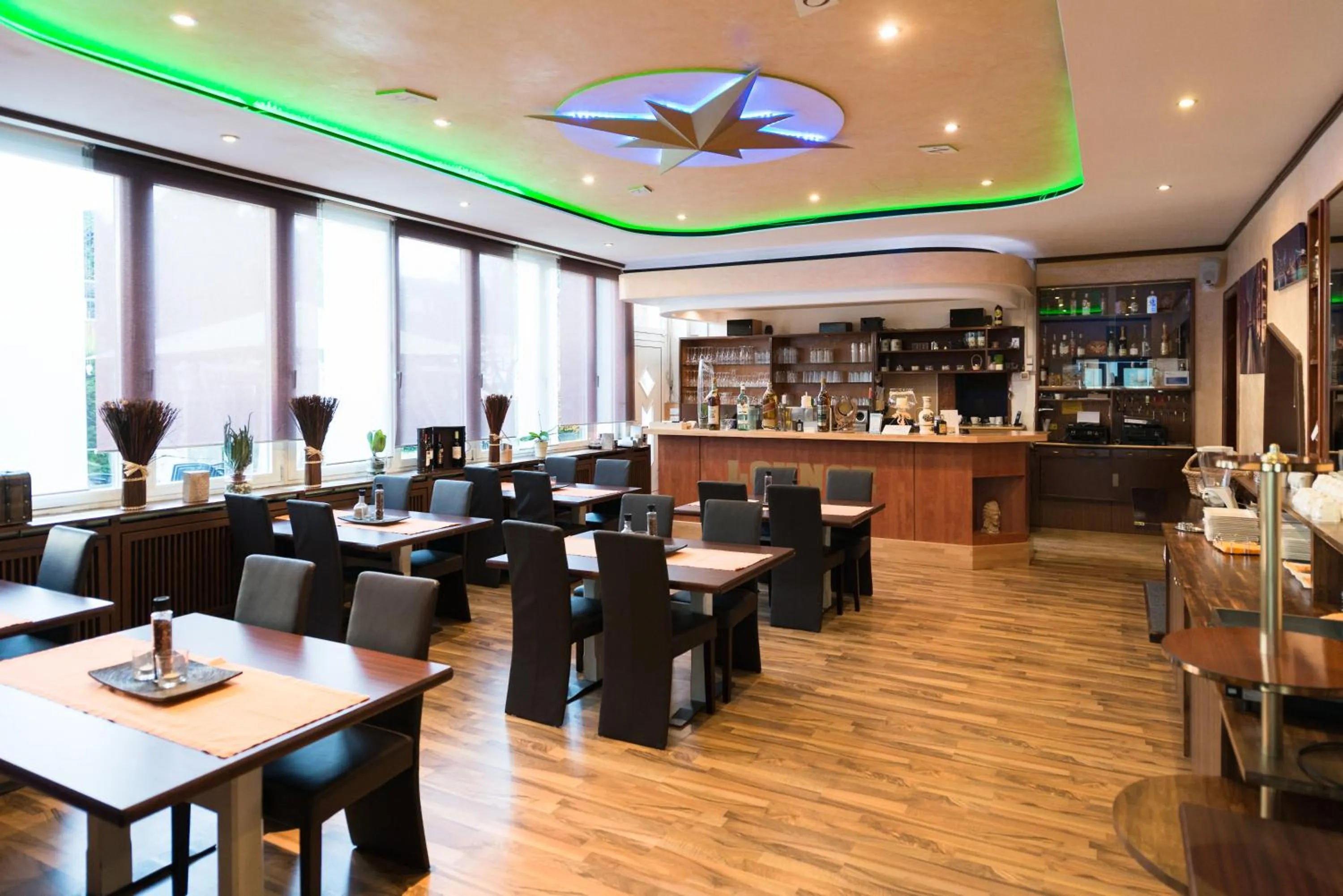 Restaurant/places to eat in Hotel Hanseat Hamburg - Free Parking