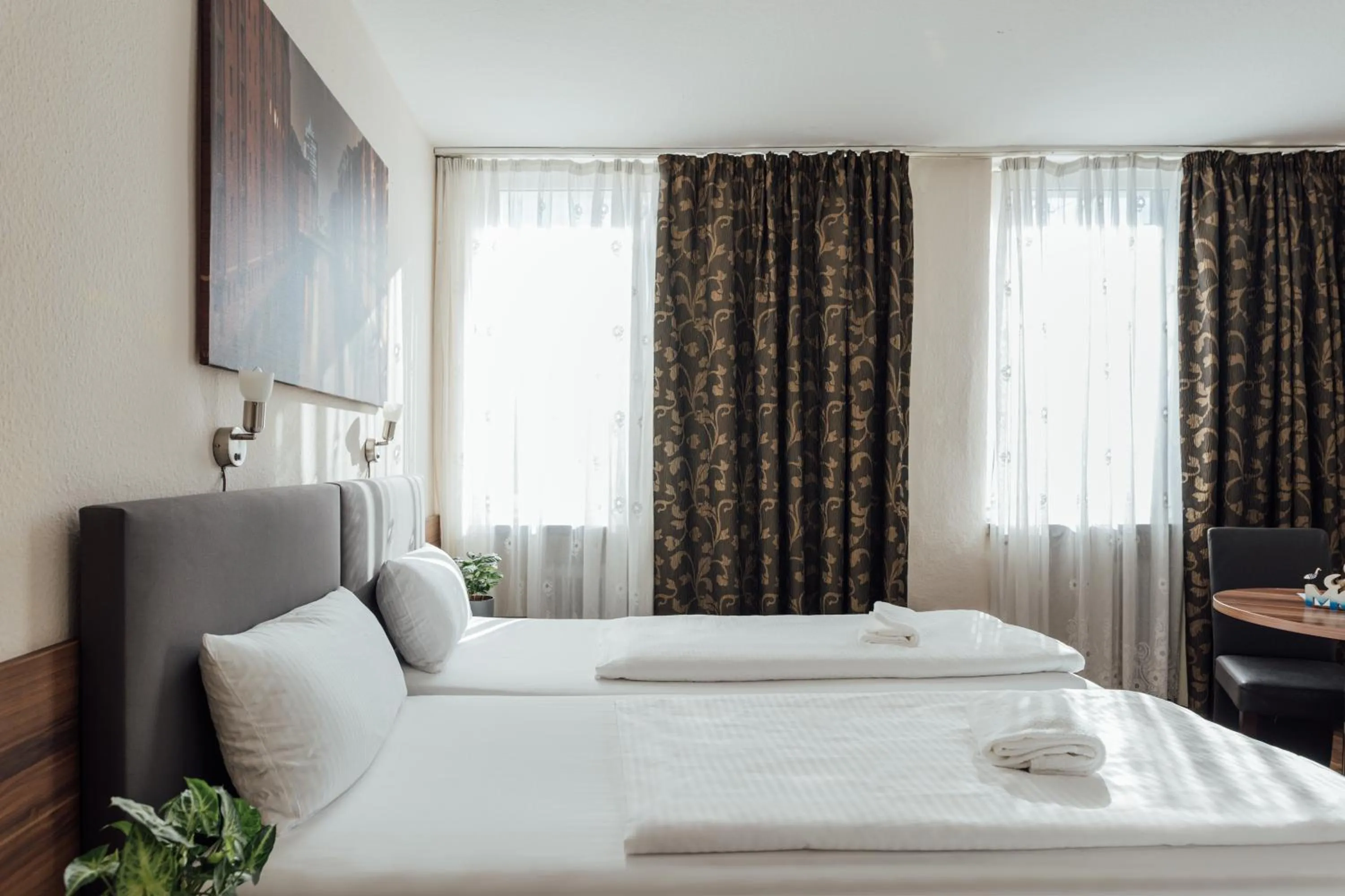 Bed in Hotel Hanseat Hamburg - Free Parking