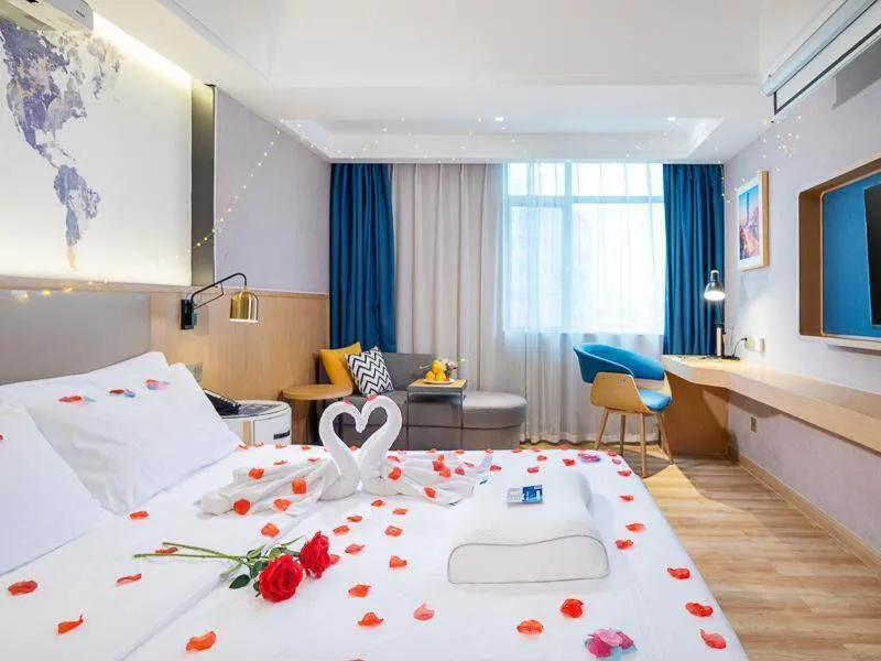 Bed in Kyriad Marvelous Hotel Dongguan Changan Light Rail Station