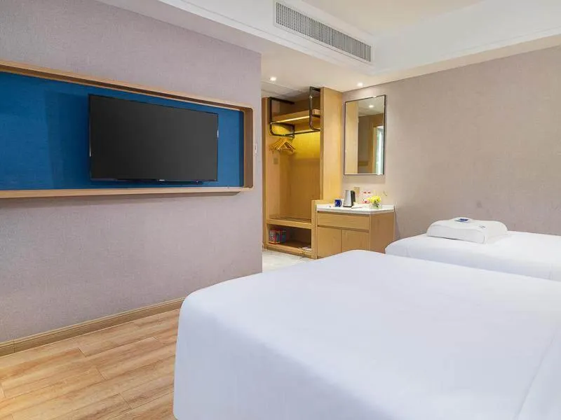 Bed in Kyriad Marvelous Hotel Dongguan Changan Light Rail Station