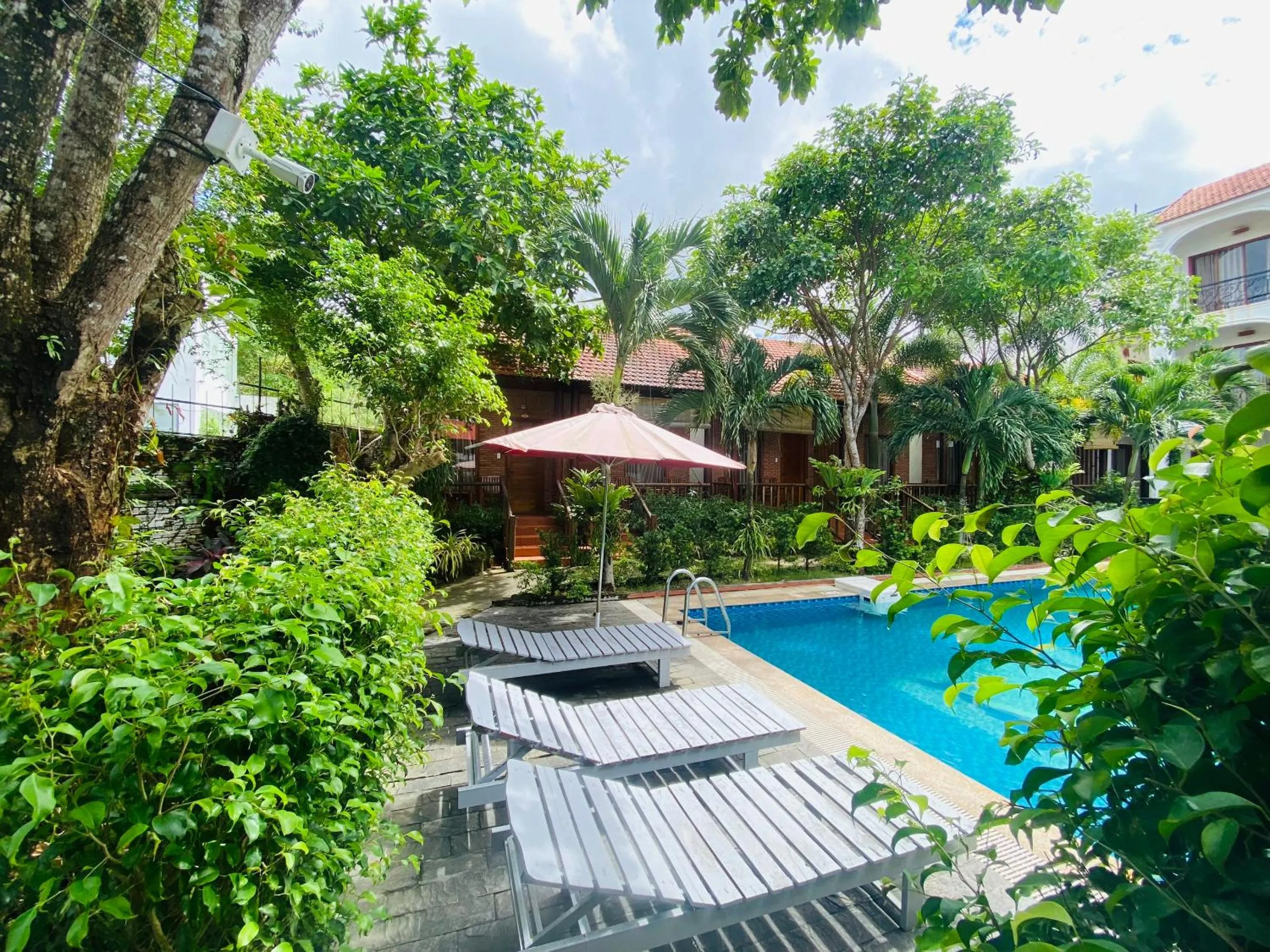 Swimming pool in Dong Xuan Hong Hotel