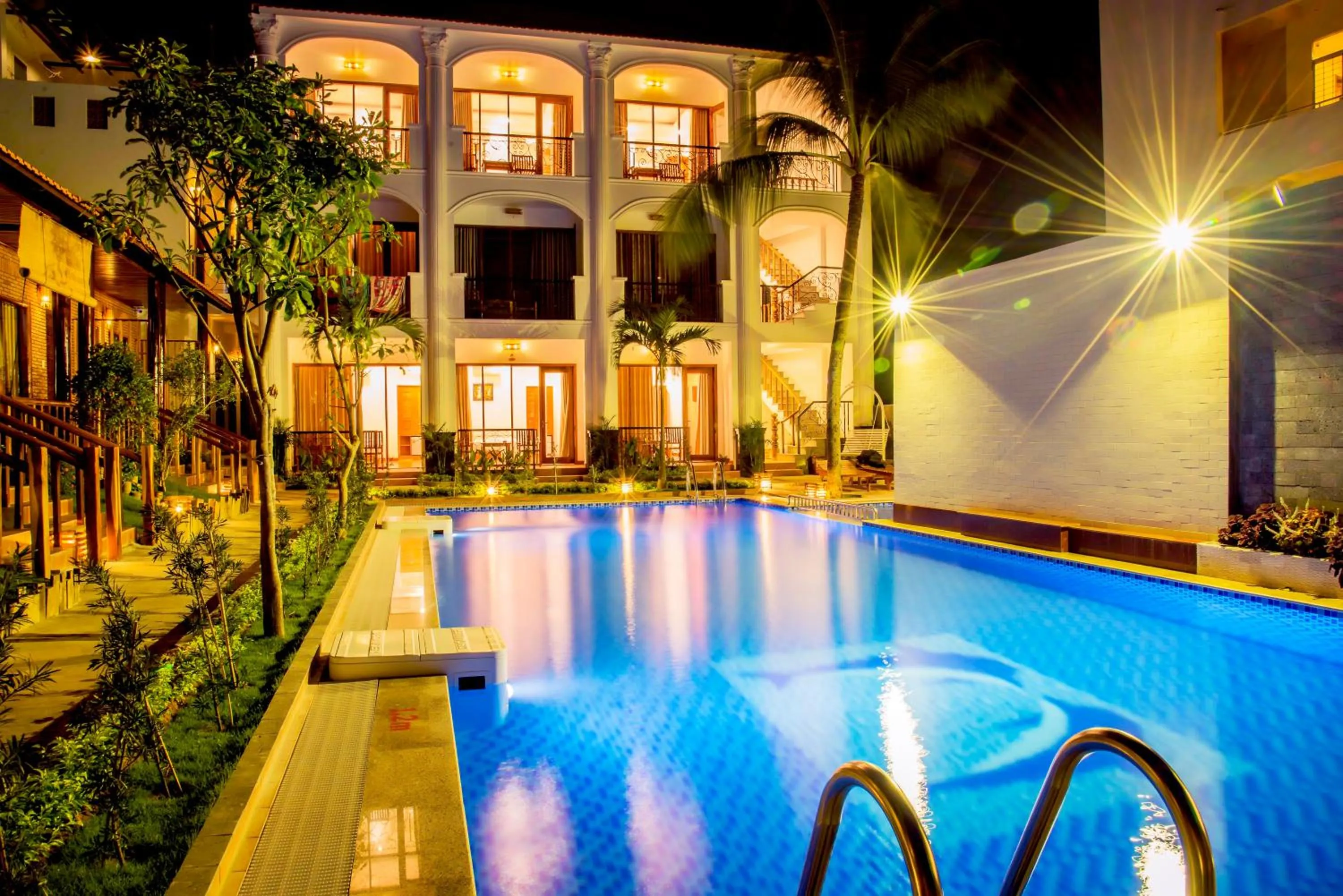 Swimming pool in Dong Xuan Hong Hotel