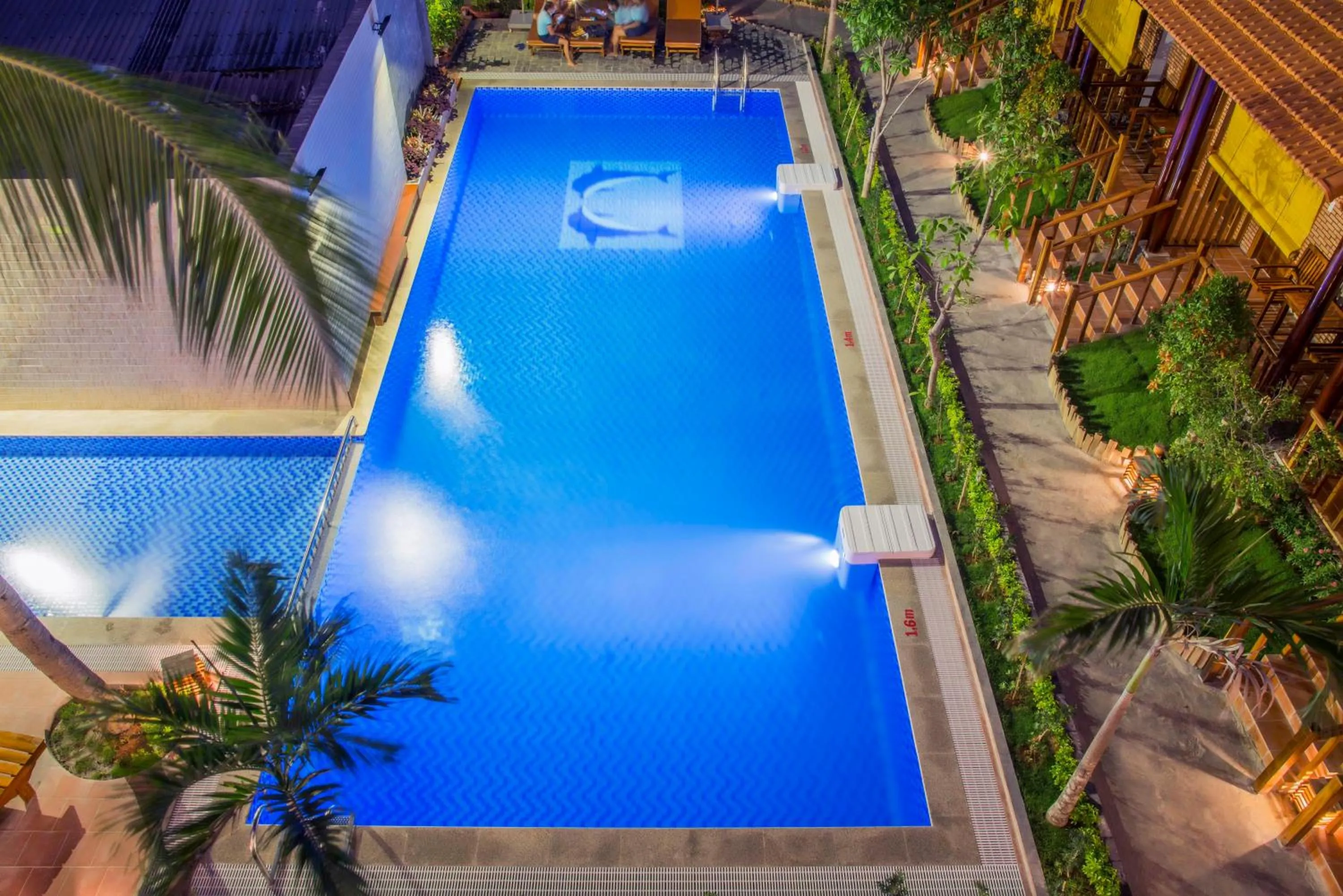 Swimming pool in Dong Xuan Hong Hotel