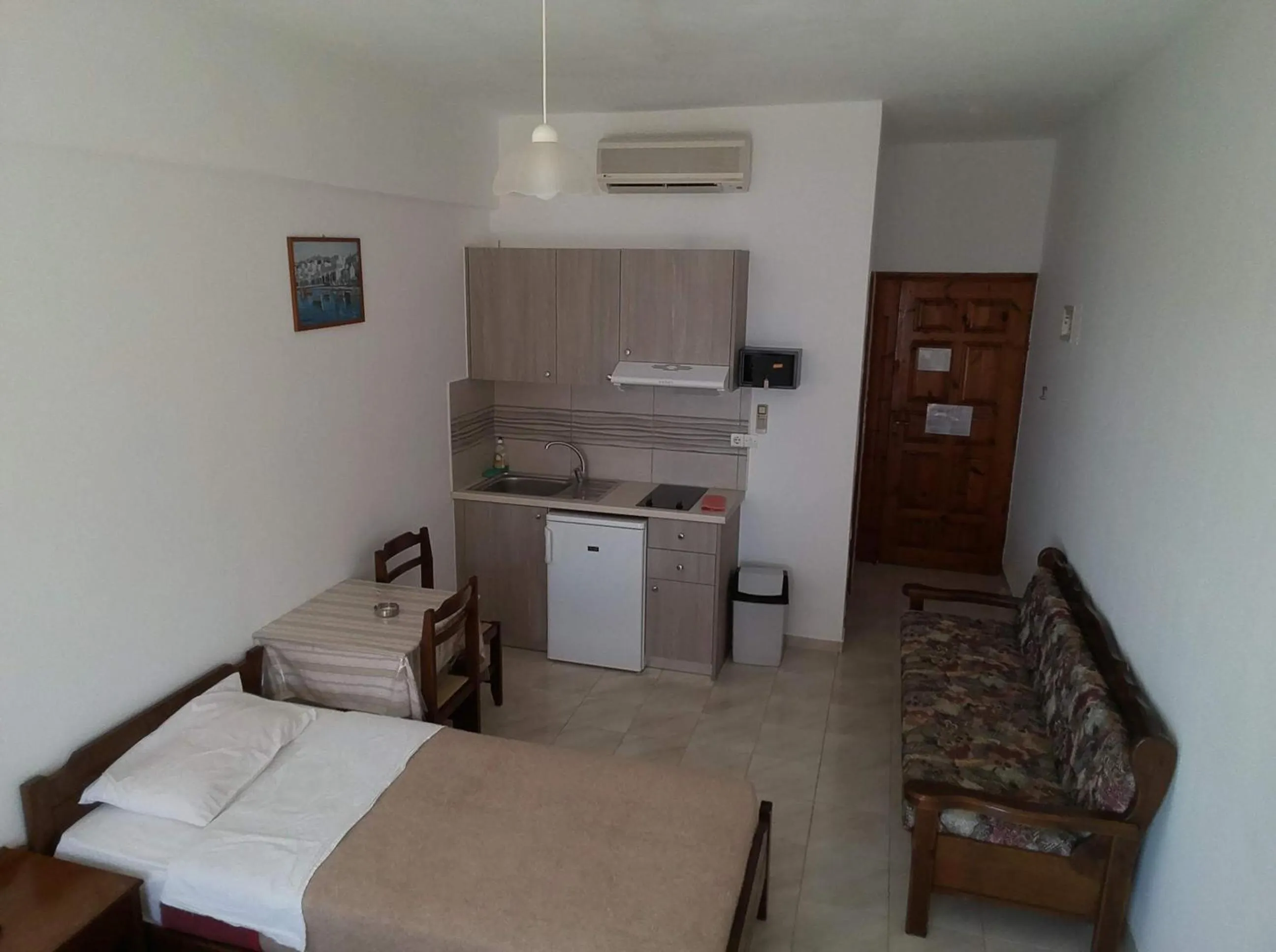 Kitchen or kitchenette, Bed in Studios Stavris