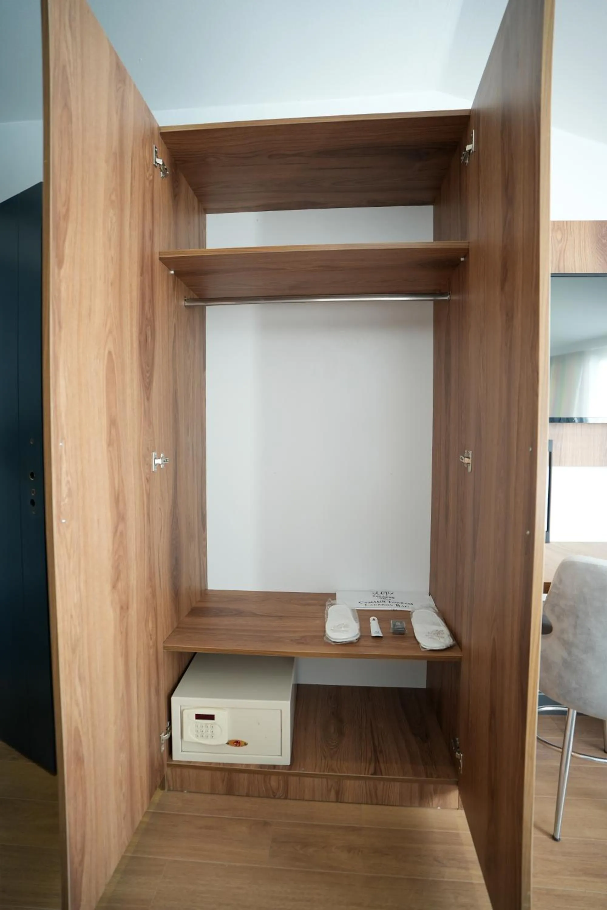 wardrobe in Business Life Hotel Güneşli