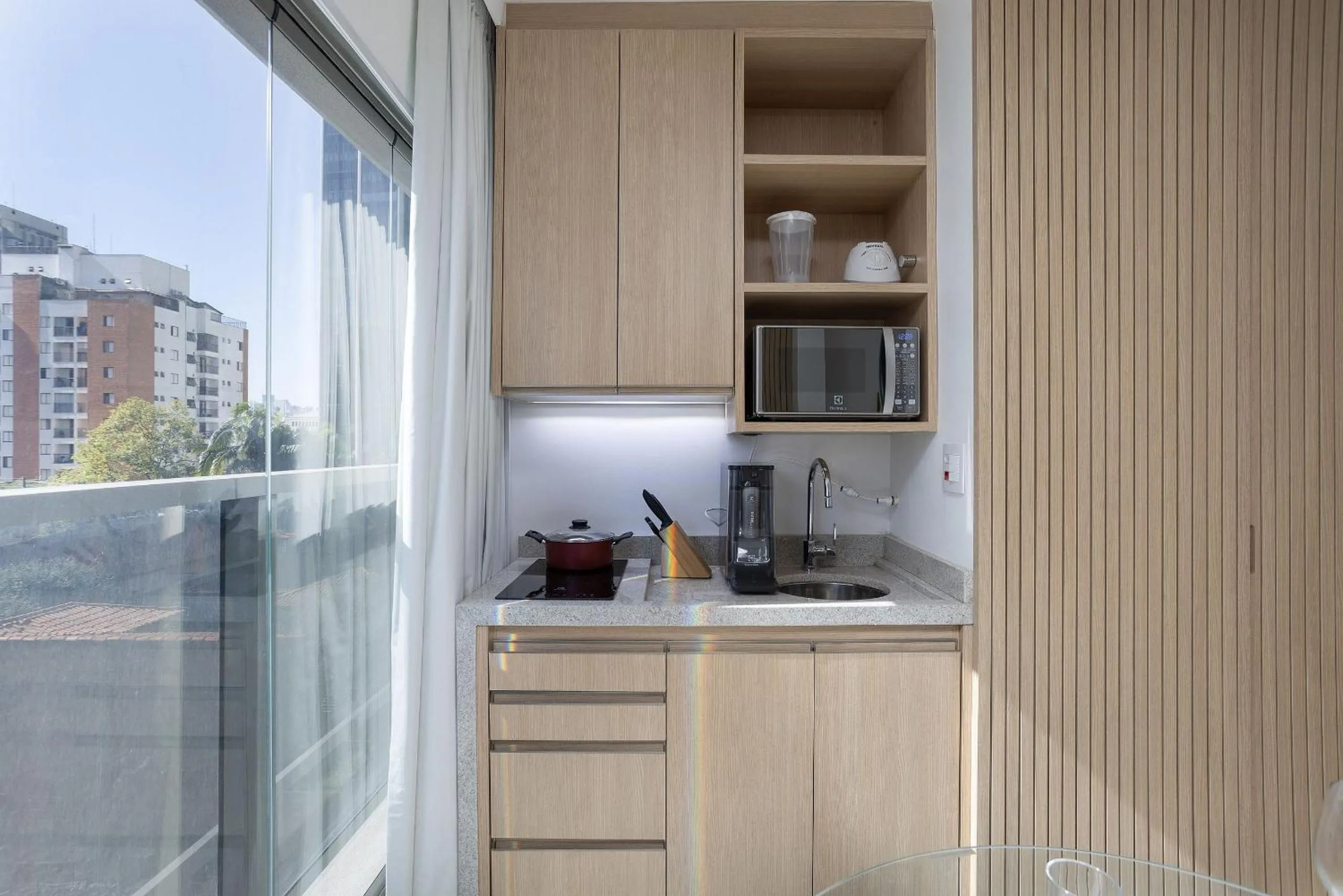 Kitchen or kitchenette in DSG Itaim by Conviva