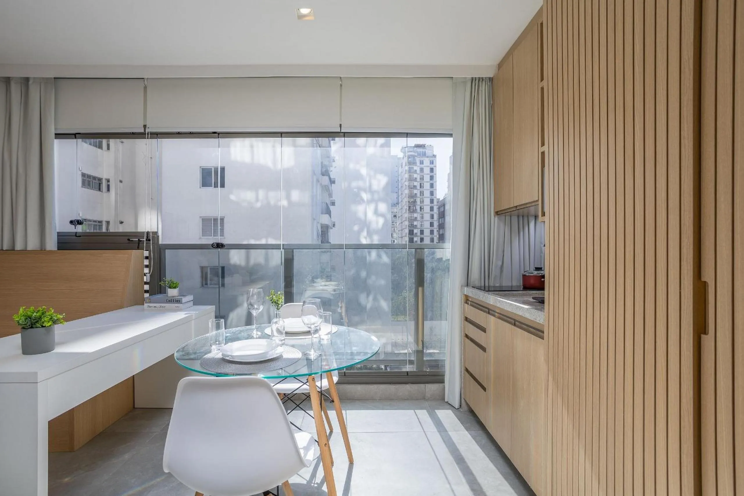 Kitchen or kitchenette in DSG Itaim by Conviva