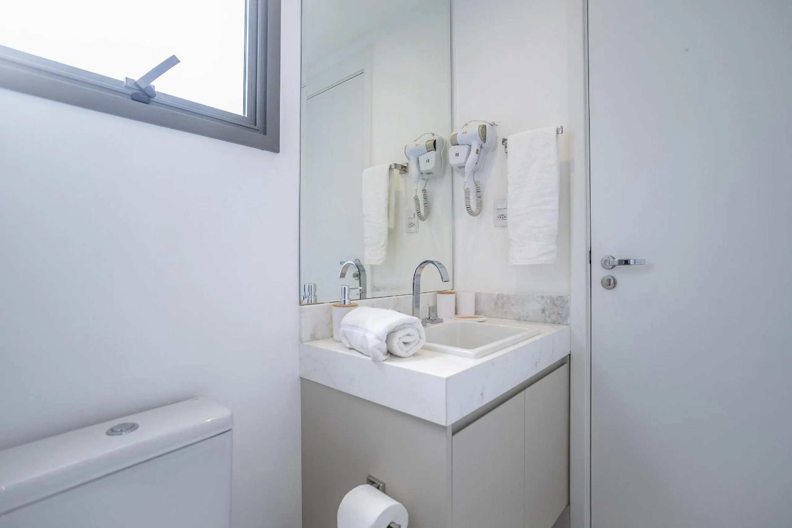 Toilet in DSG Itaim by Conviva