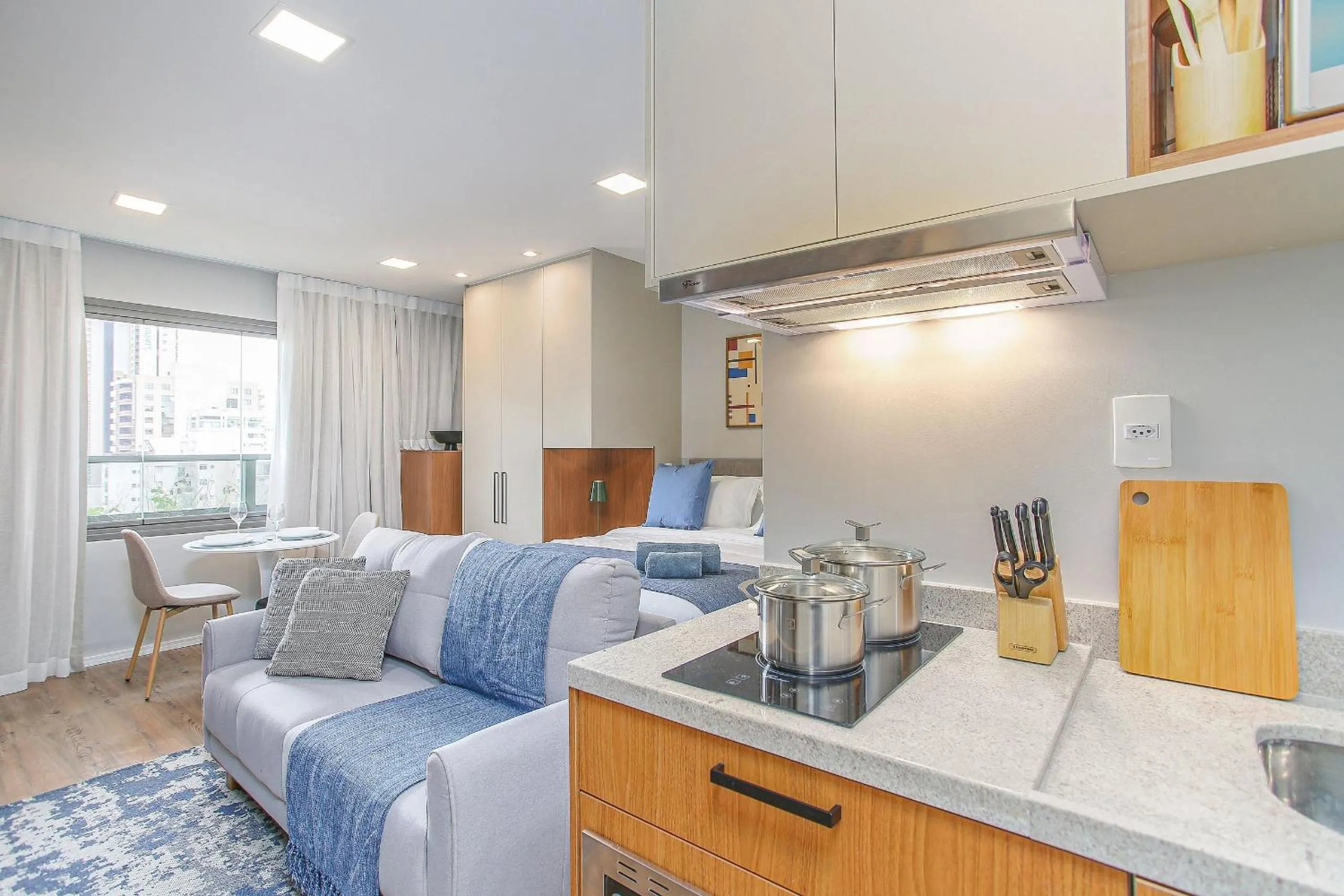 Kitchen or kitchenette in DSG Itaim by Conviva