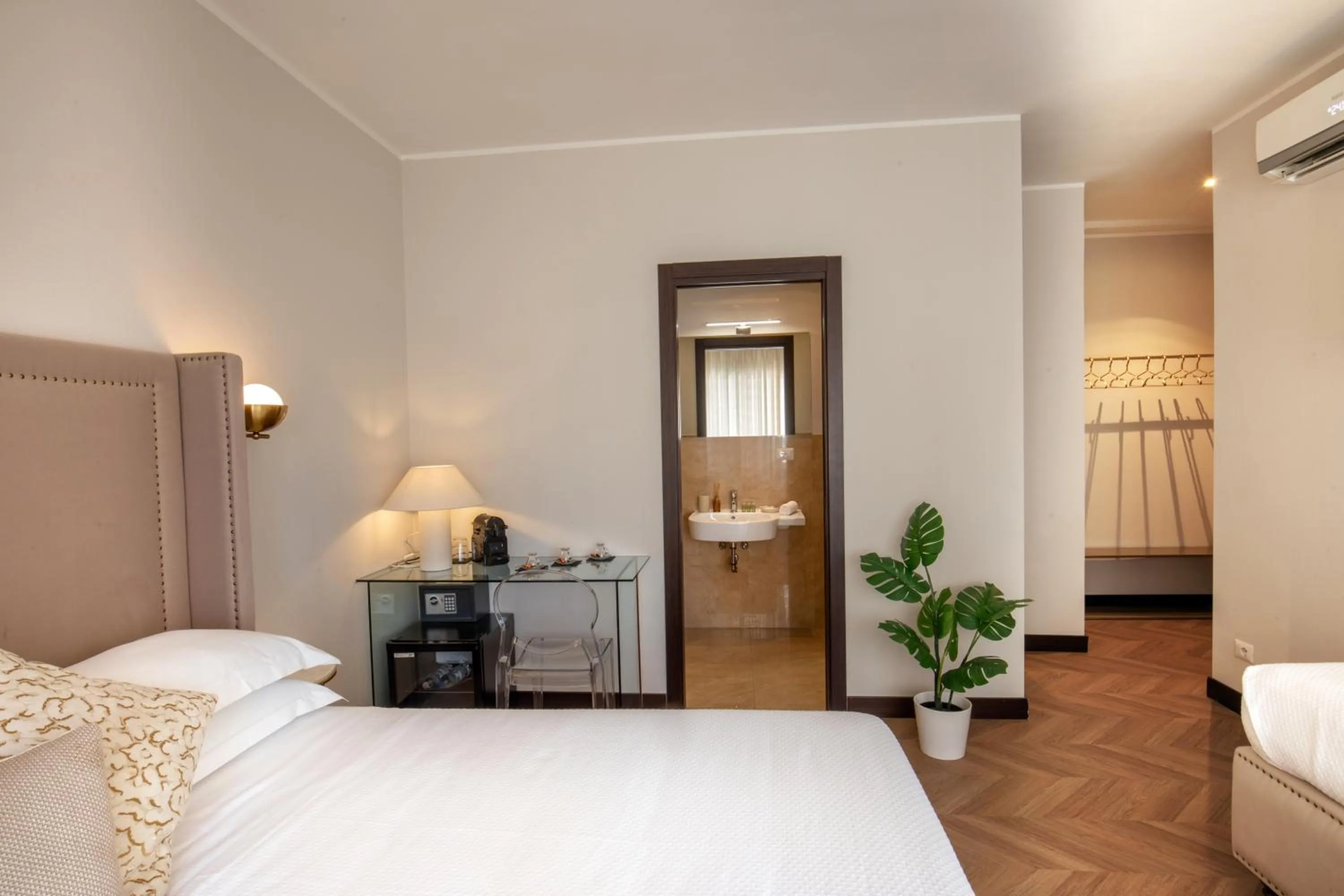 Bedroom, Bed in Daplace - Gran Torino Suites