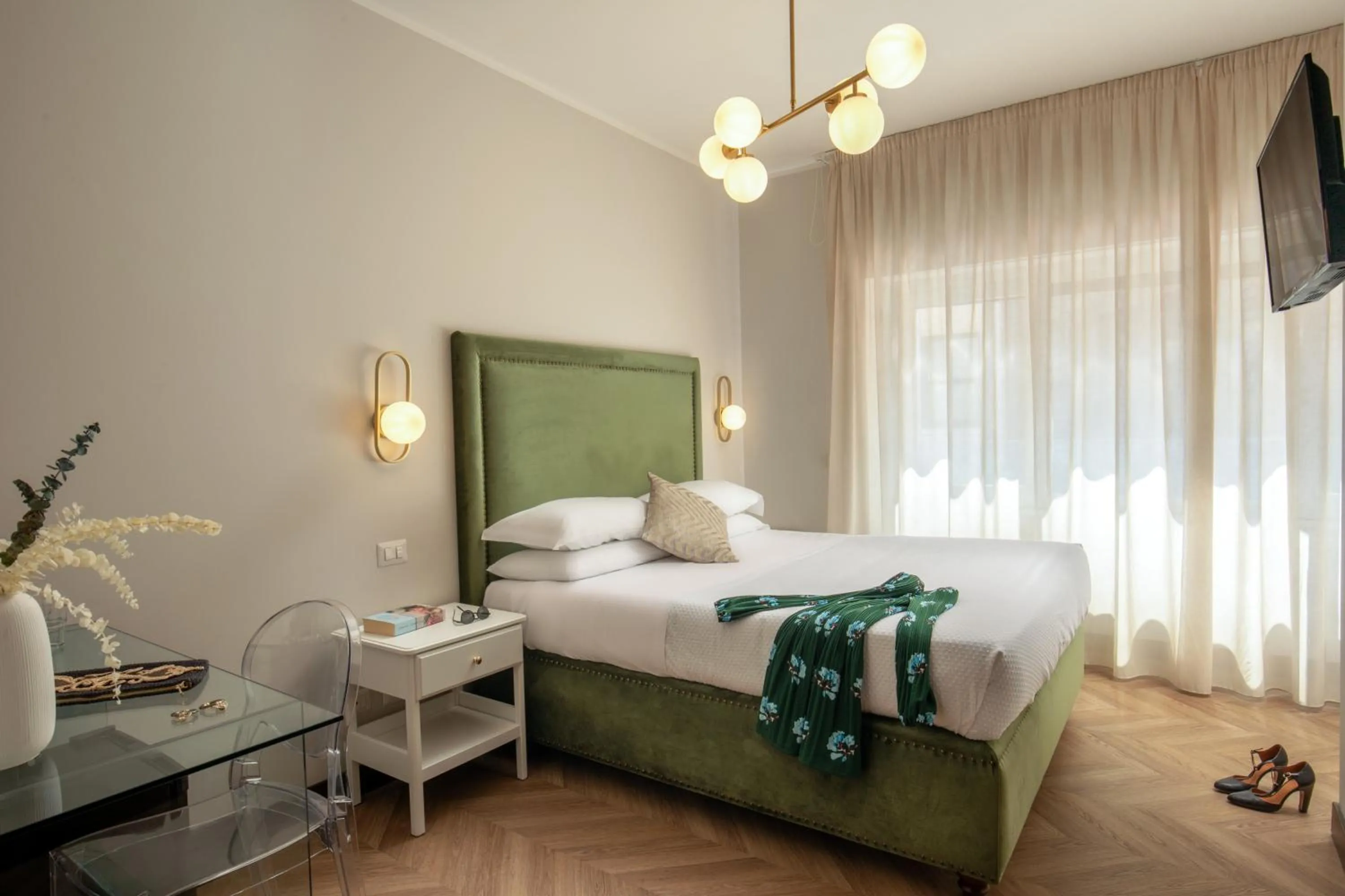 Photo of the whole room, Bed in Daplace - Hotel Gran Torino Suites