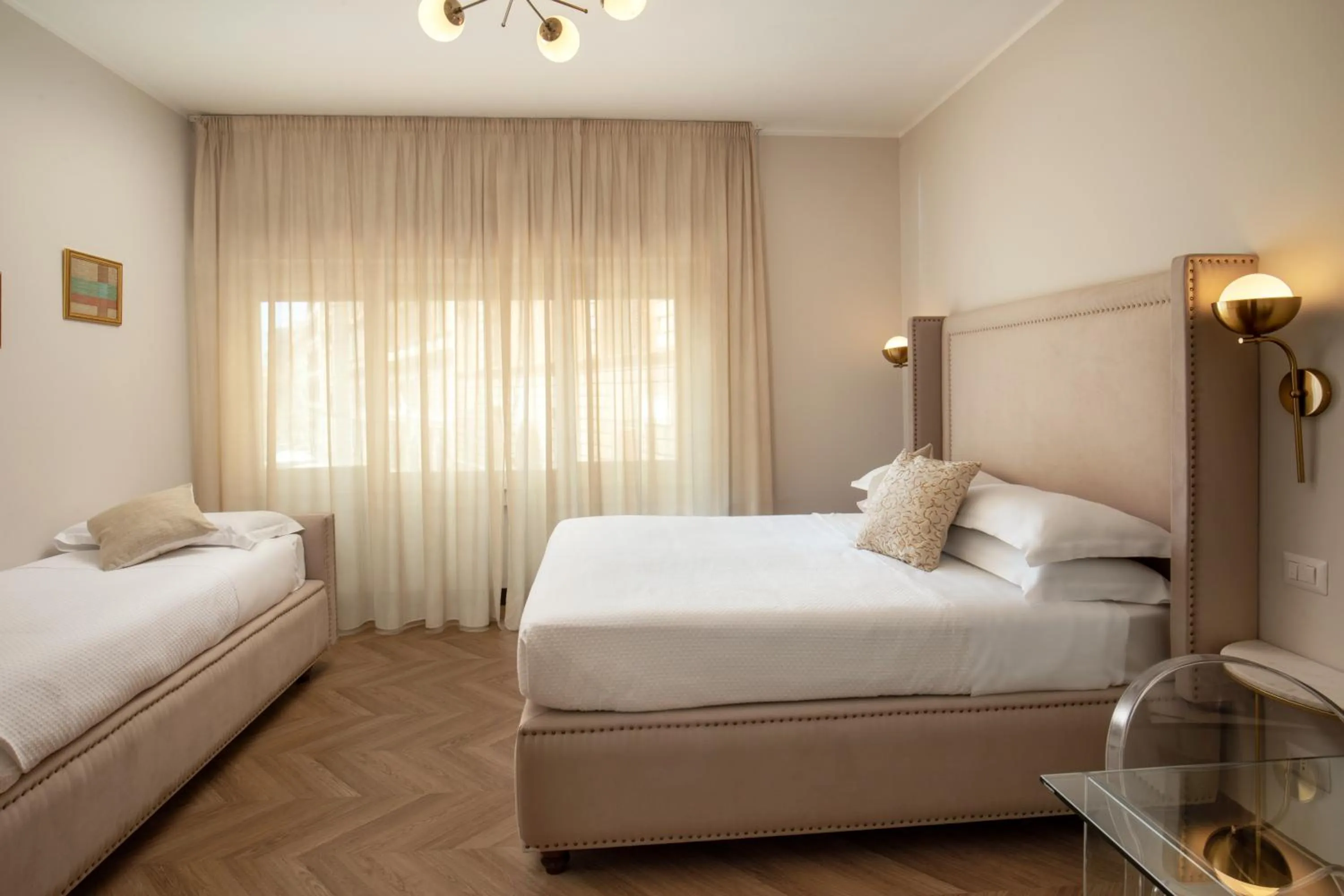 Photo of the whole room, Bed in Daplace - Hotel Gran Torino Suites