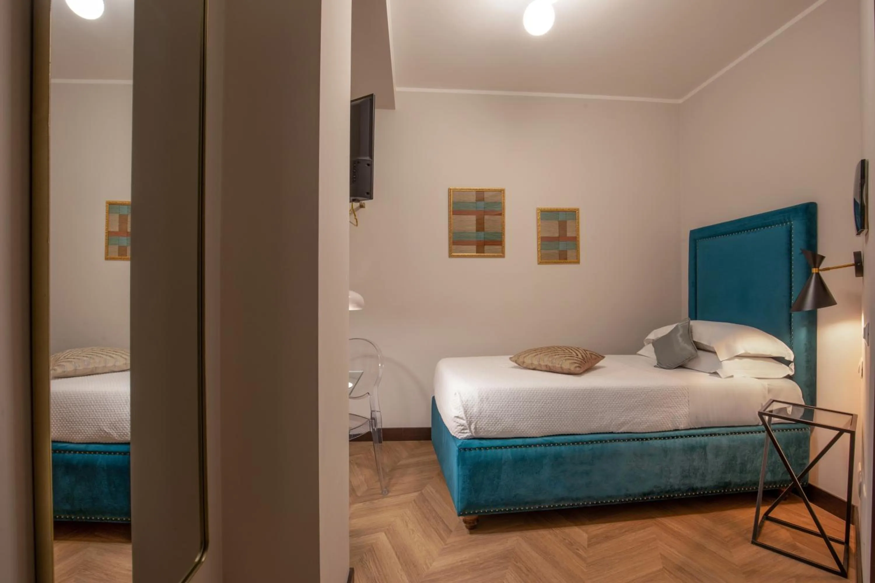 Photo of the whole room, Bed in Daplace - Gran Torino Suites